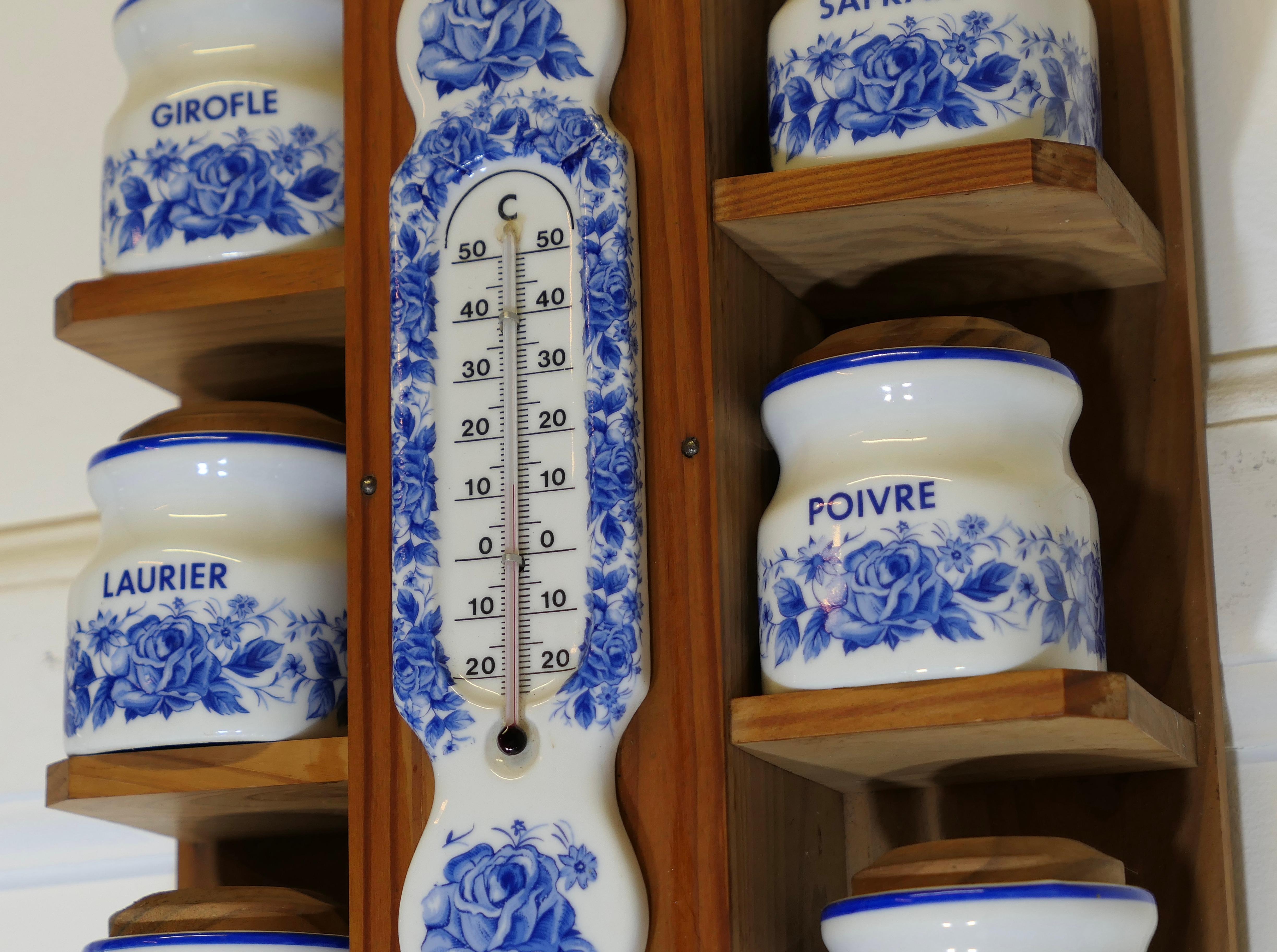 Colgante francés de pared azul y blanco Tarros de especias con termómetro mediados del siglo XX en venta