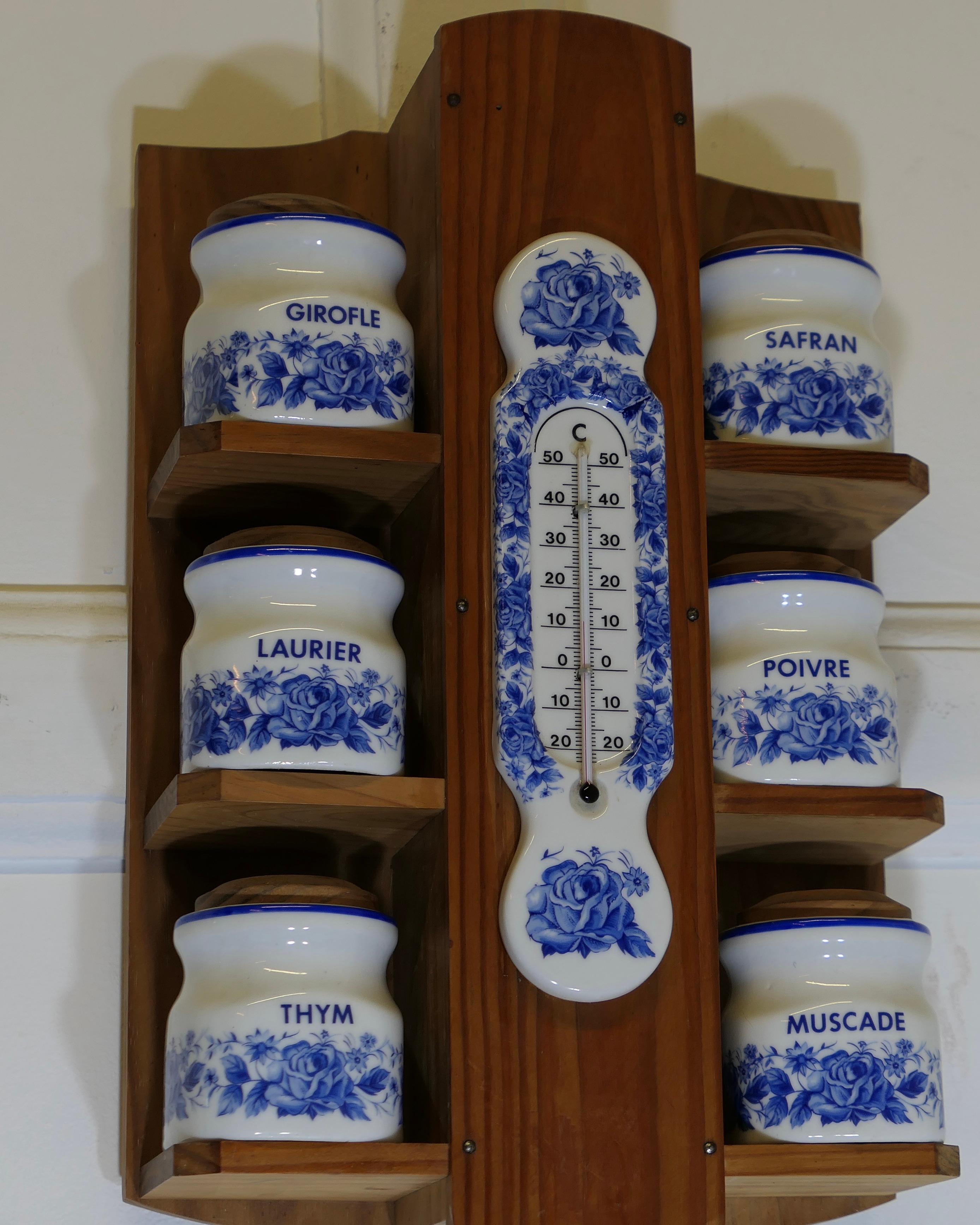Colgante francés de pared azul y blanco Tarros de especias con termómetro Cerámico en venta