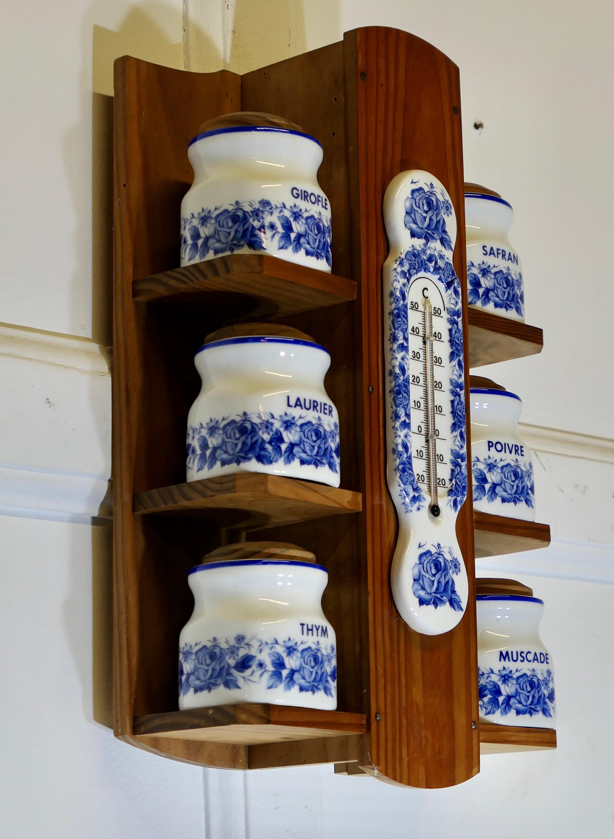 Colgante francés de pared azul y blanco Tarros de especias con termómetro en venta 1
