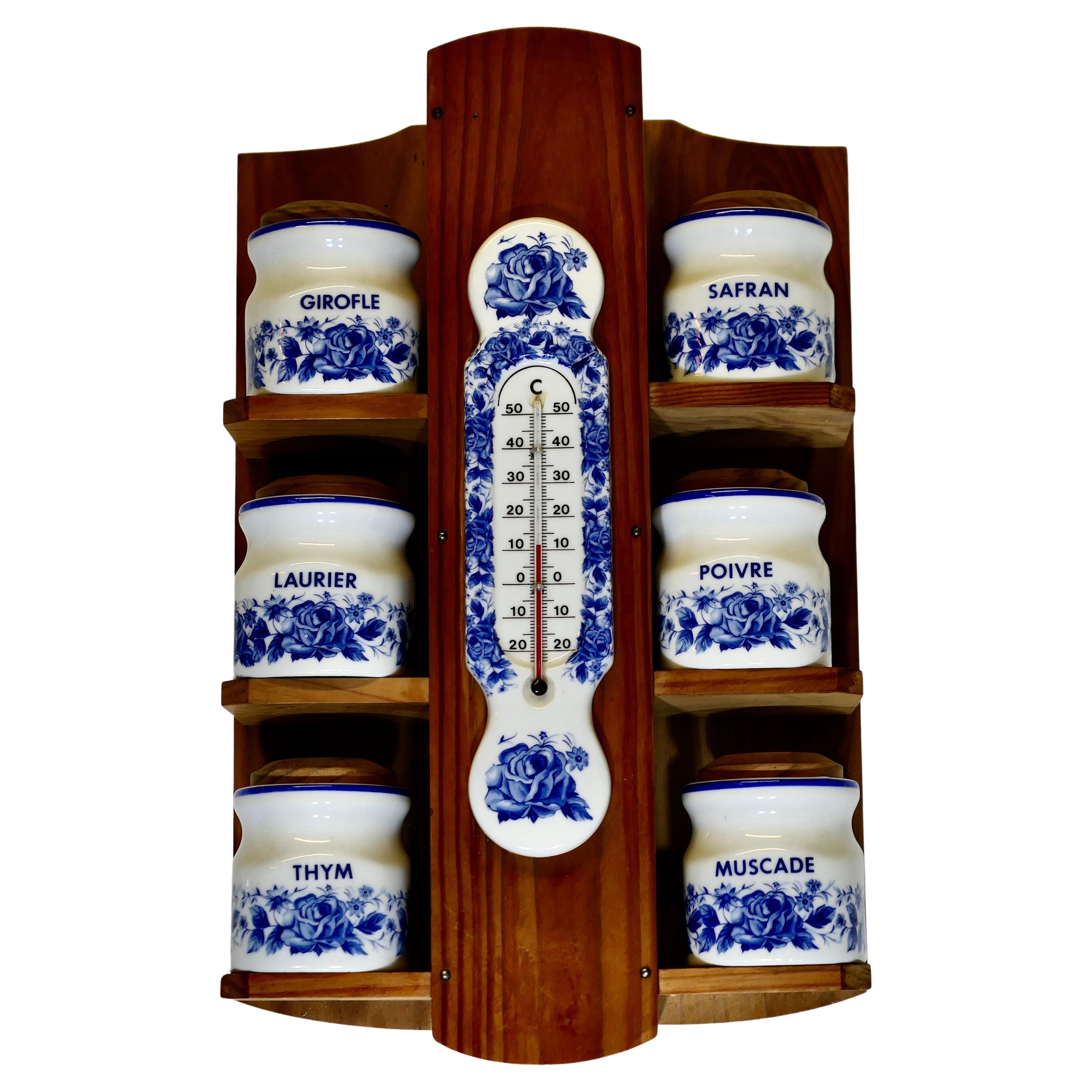 Colgante francés de pared azul y blanco Tarros de especias con termómetro en venta