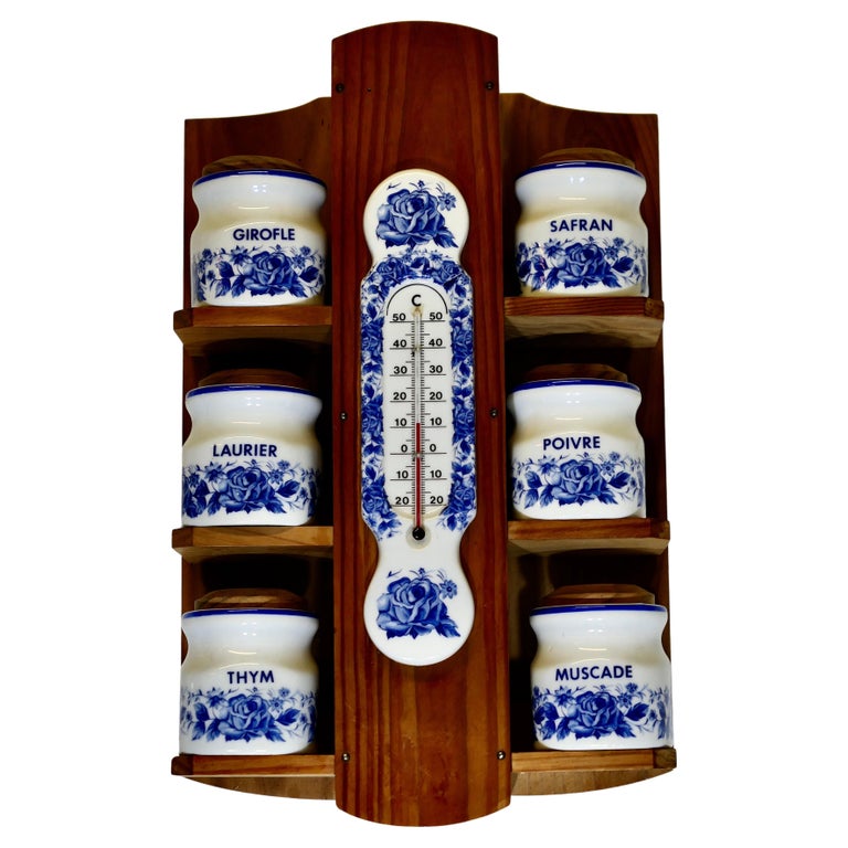 Französische wandhängende blau-weiße Gewürzgefäße mit Thermometer im Angebot bei 1stDibs Deutschland