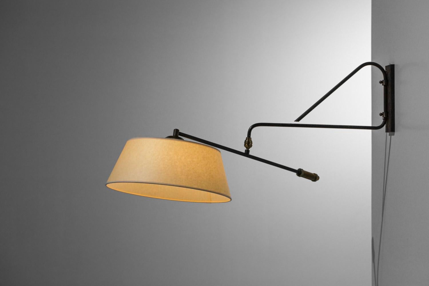 French wall lamp 50's orientable in black lacquered metal In Good Condition For Sale In Lyon, FR
