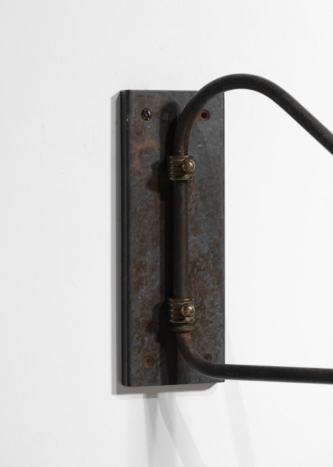 Métal Applique française 50's orientable en métal laqué noir en vente