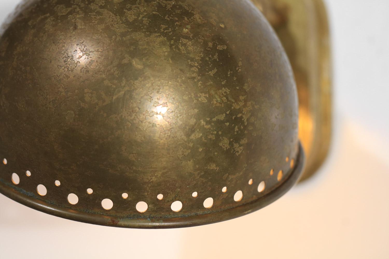 Mid-Century moderno Lampada da parete francese di Genet & Michon in ottone massiccio ossidato modernista in vendita