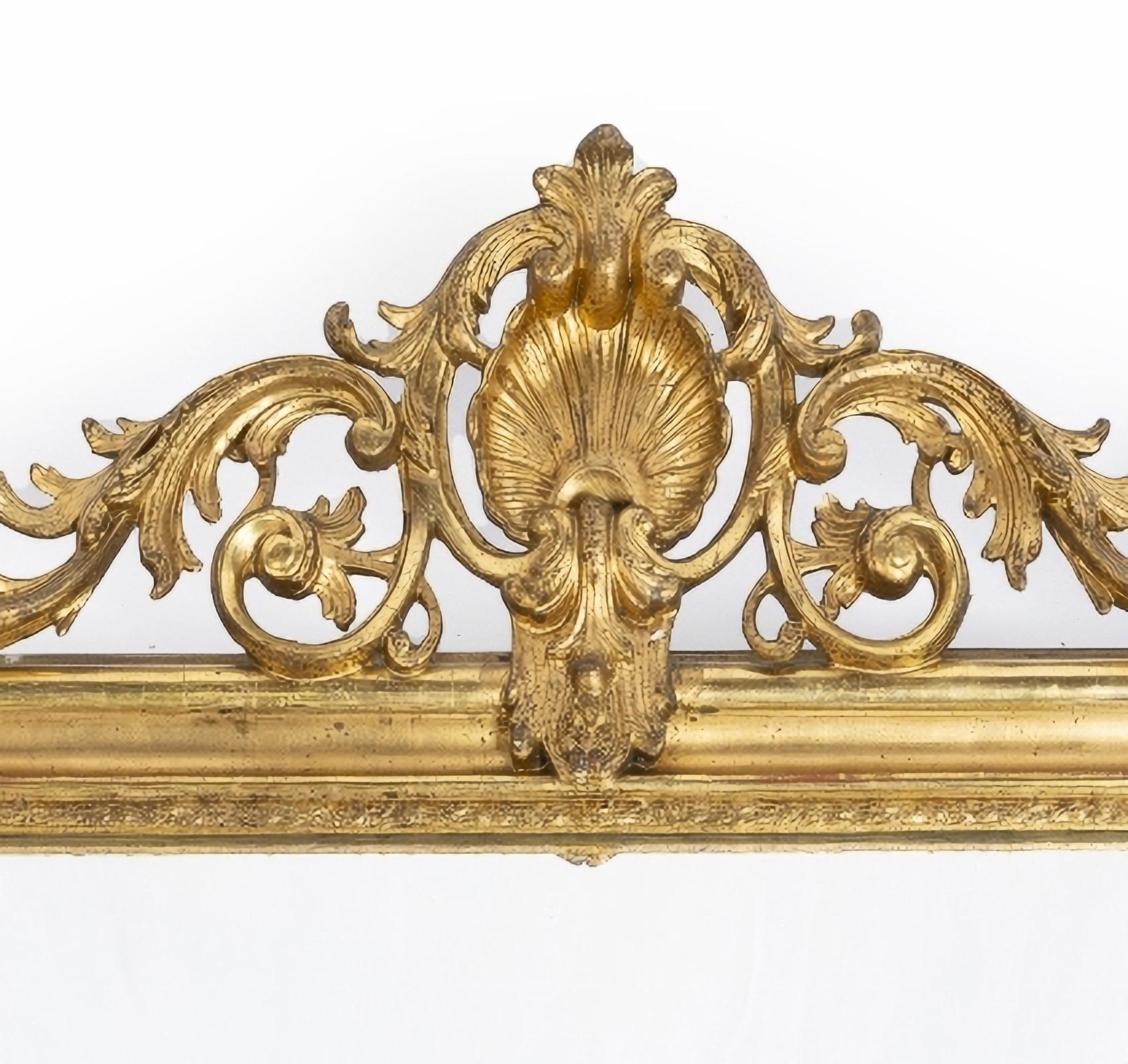 Specchio da parete francese del XIX secolo
con una cornice in legno e gesso dorato, sormontata da un terminale con un'urna, motivi vegetali e volute.
Segni d'uso e piccoli difetti.
Dimensioni: 123 x 147 cm
buone condizioni