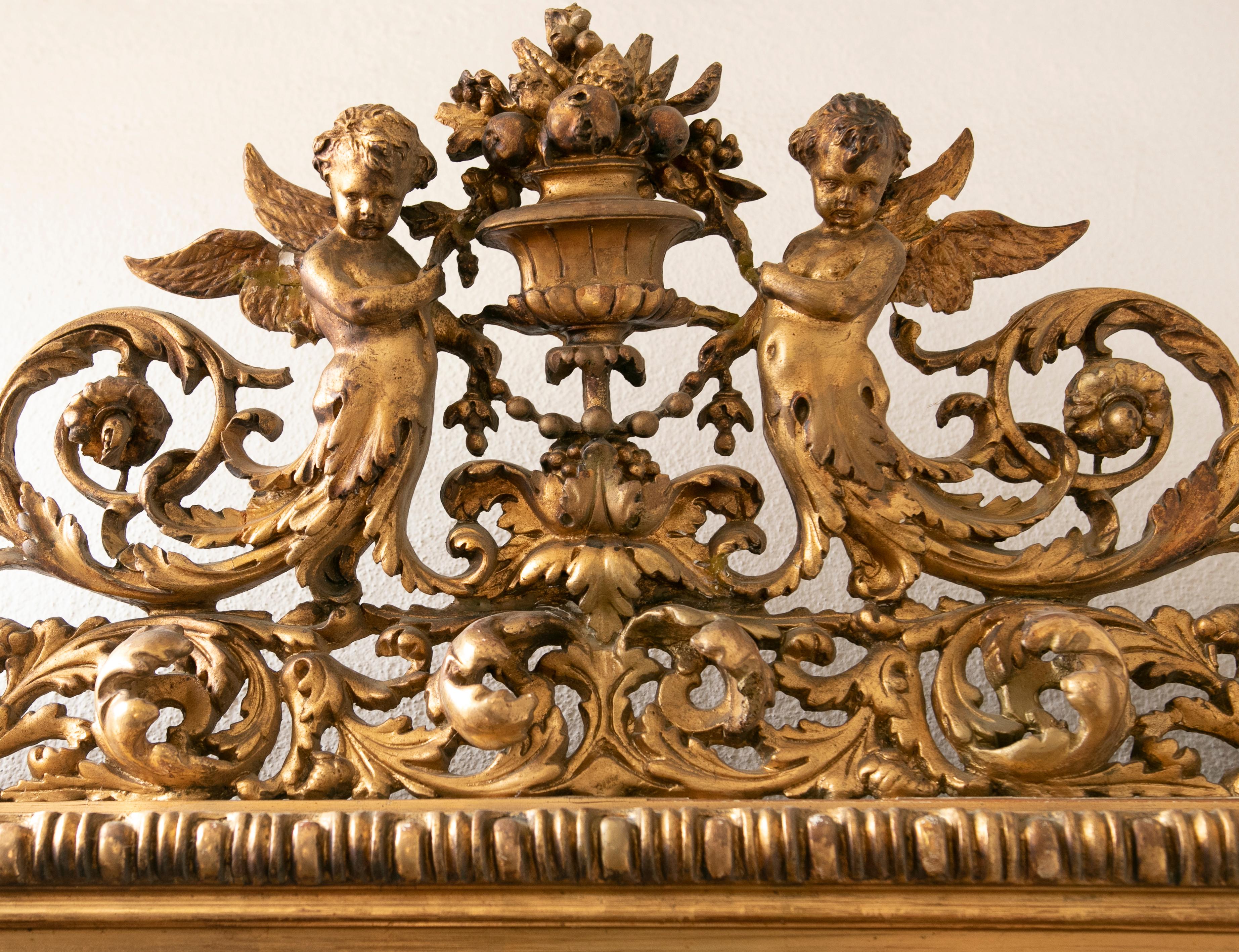 French Wall Mirror in Gilded Wood with Flowers and Cherubs Decoration In Good Condition For Sale In Marbella, ES