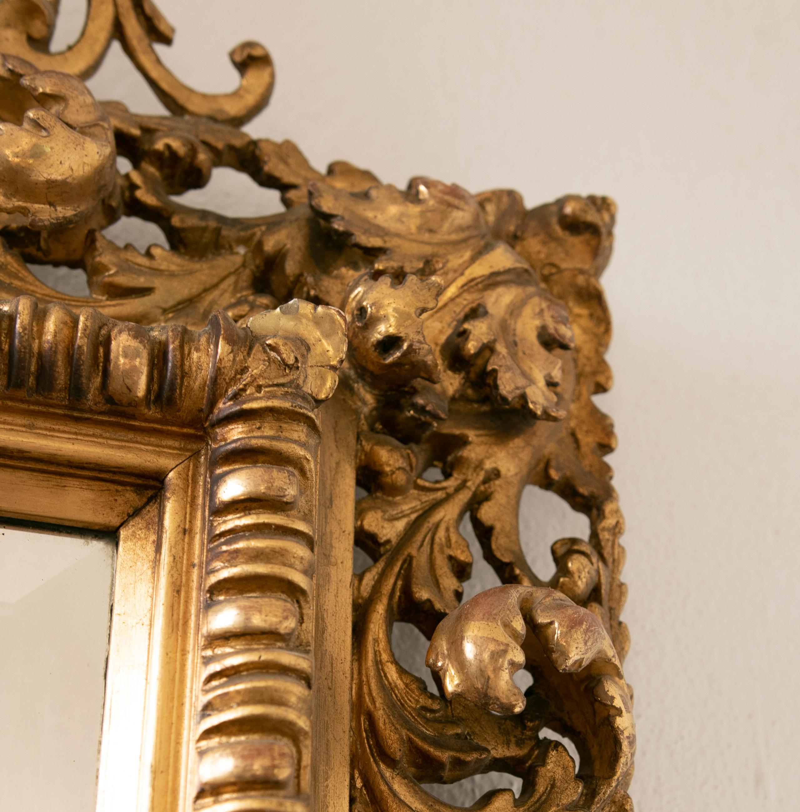 French Wall Mirror in Gilded Wood with Flowers and Cherubs Decoration For Sale 1