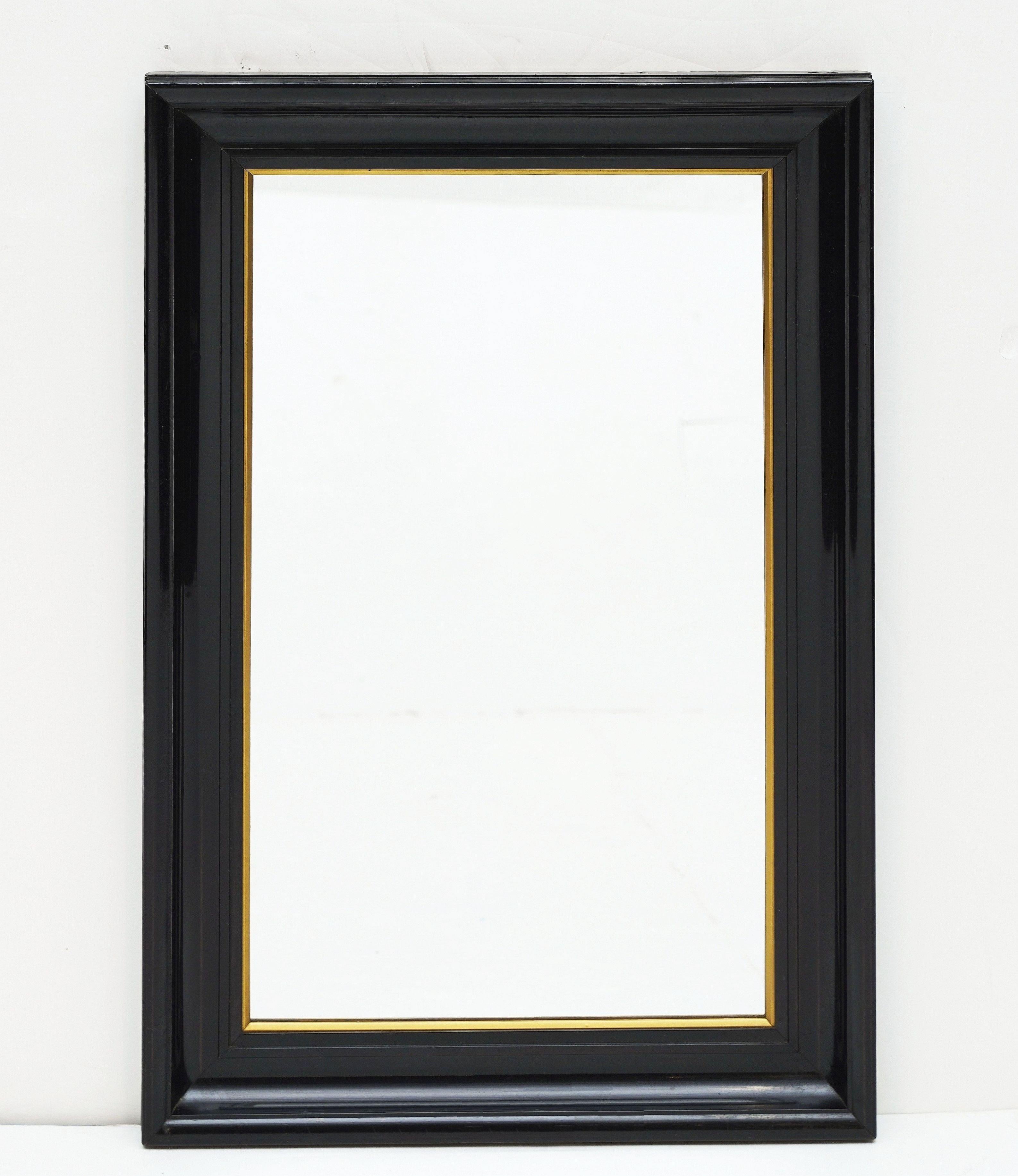 Un beau miroir mural rectangulaire français vintage avec un cadre en bois tourné peint en noir et des accents dorés autour de la vitre.

Deux miroirs disponibles - Prix individuels - 3495 $ par miroir

Les dimensions de chaque miroir sont H 30 in x