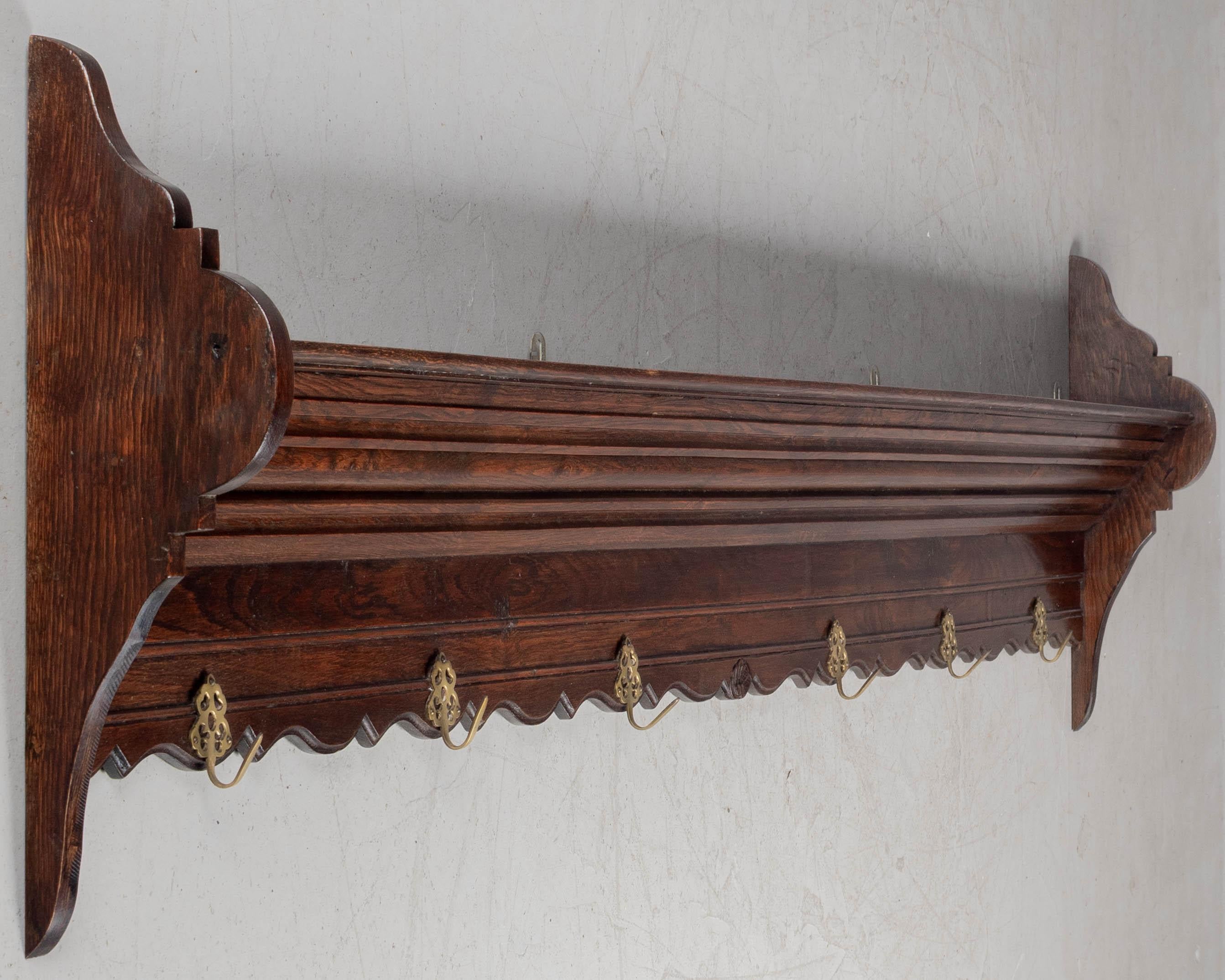 Una potière francesa, o estantería de pared, de roble macizo con seis ganchos de latón fundido para colgar ollas y sartenes en la cocina. Puede utilizarse como perchero. Circa 1950s. 
Dimensiones: 89 