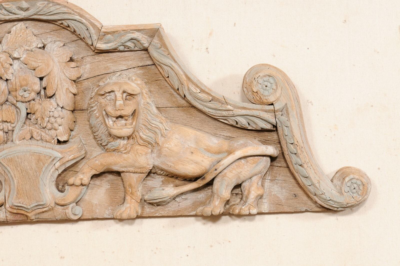Französische Wandtafel mit geschnitzten Löwen, 19. C.  (Holz) im Angebot