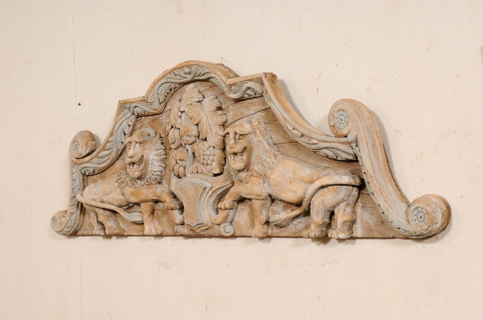 Französische Wandtafel mit geschnitzten Löwen, 19. C.  im Angebot 3