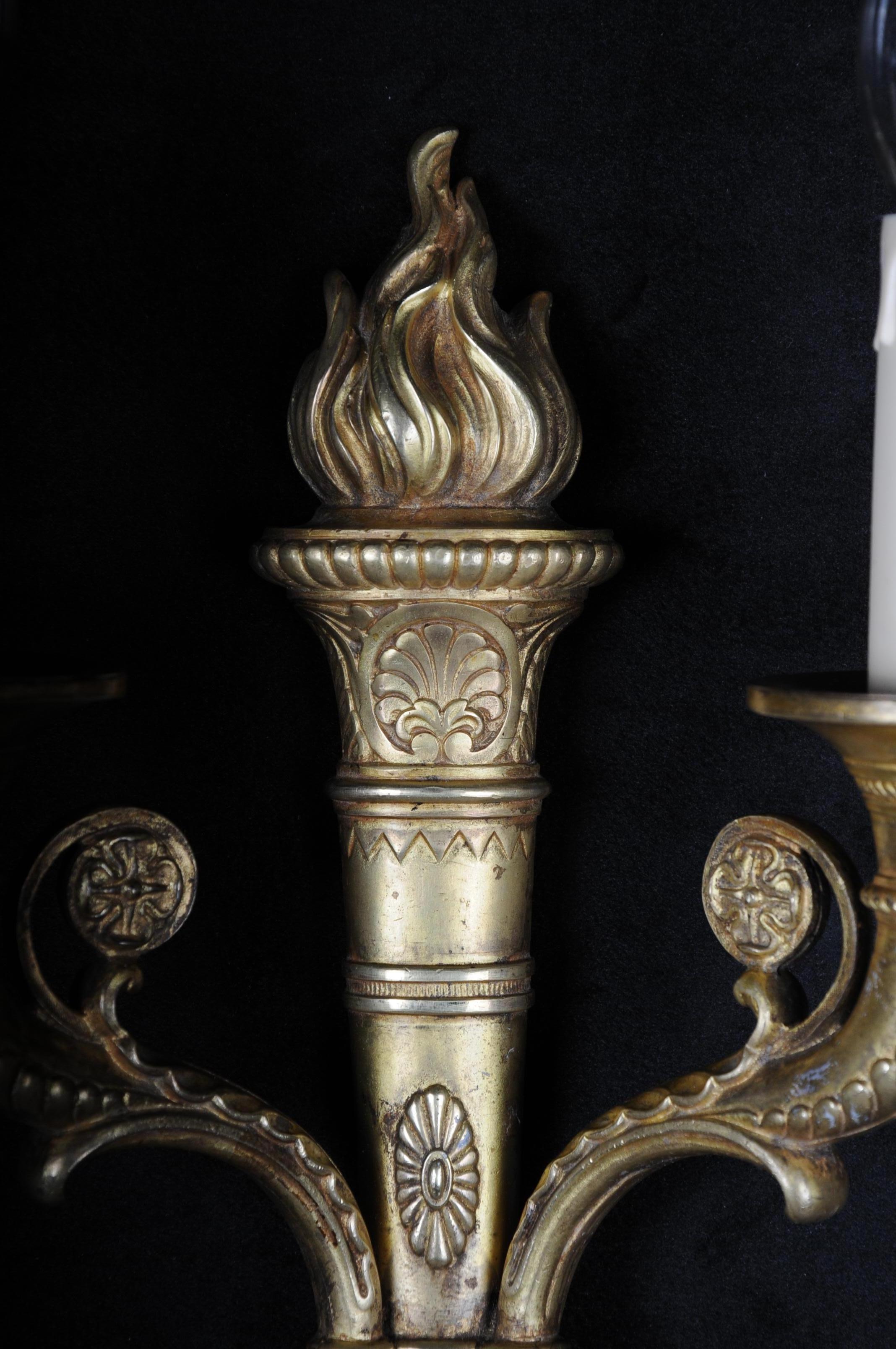 Französische Wandleuchter-Applikation im Empire-Stil um 1900 Bronze
Vergoldete Bronze, fackelförmiger Schaft, zwei Arme in Form eines Füllhorns. Elektrifiziert.

(F-105).