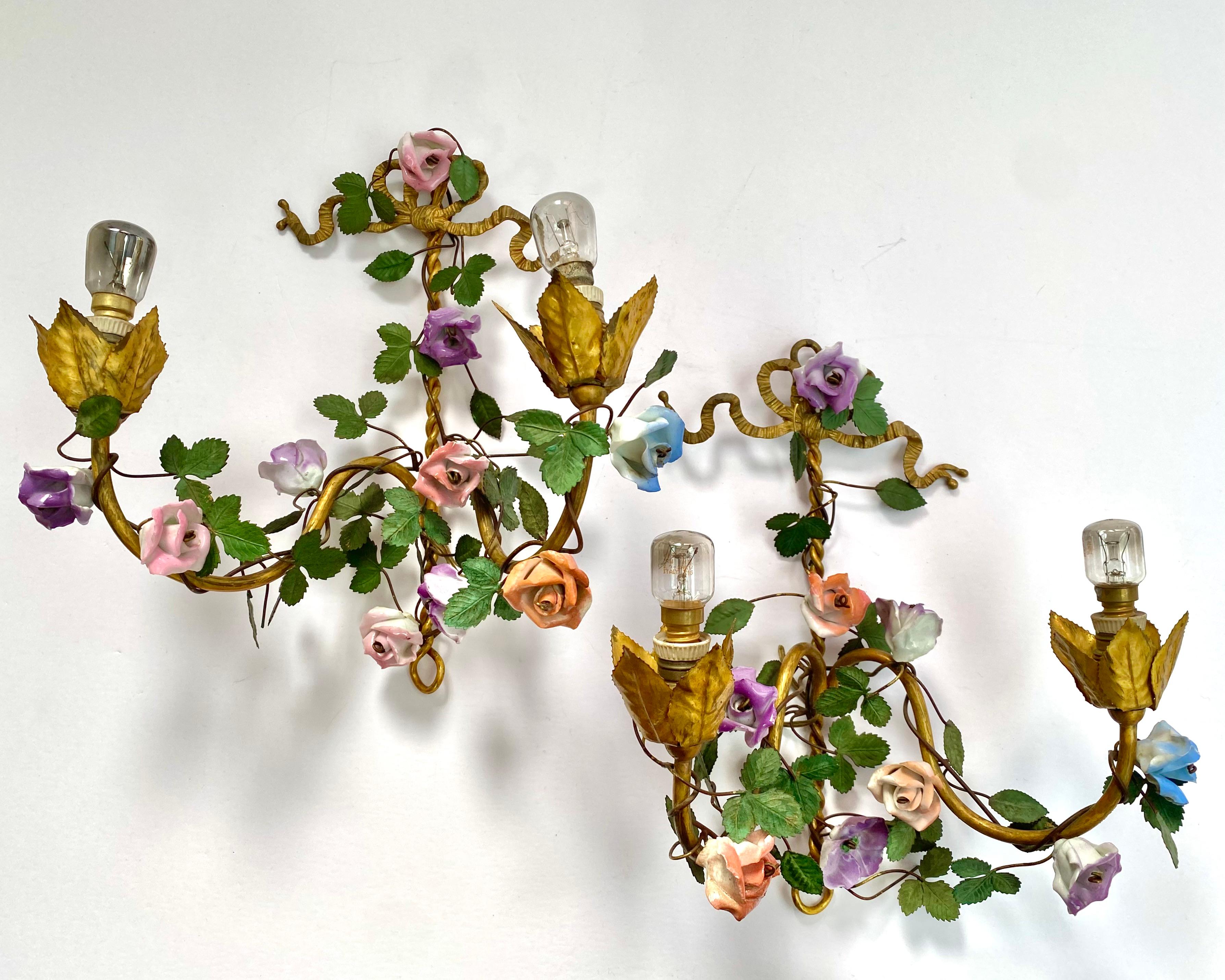 French Wall Sconces Gilt Metal With Porcelain Flowers, Set 2, 1930s In Excellent Condition In Bastogne, BE