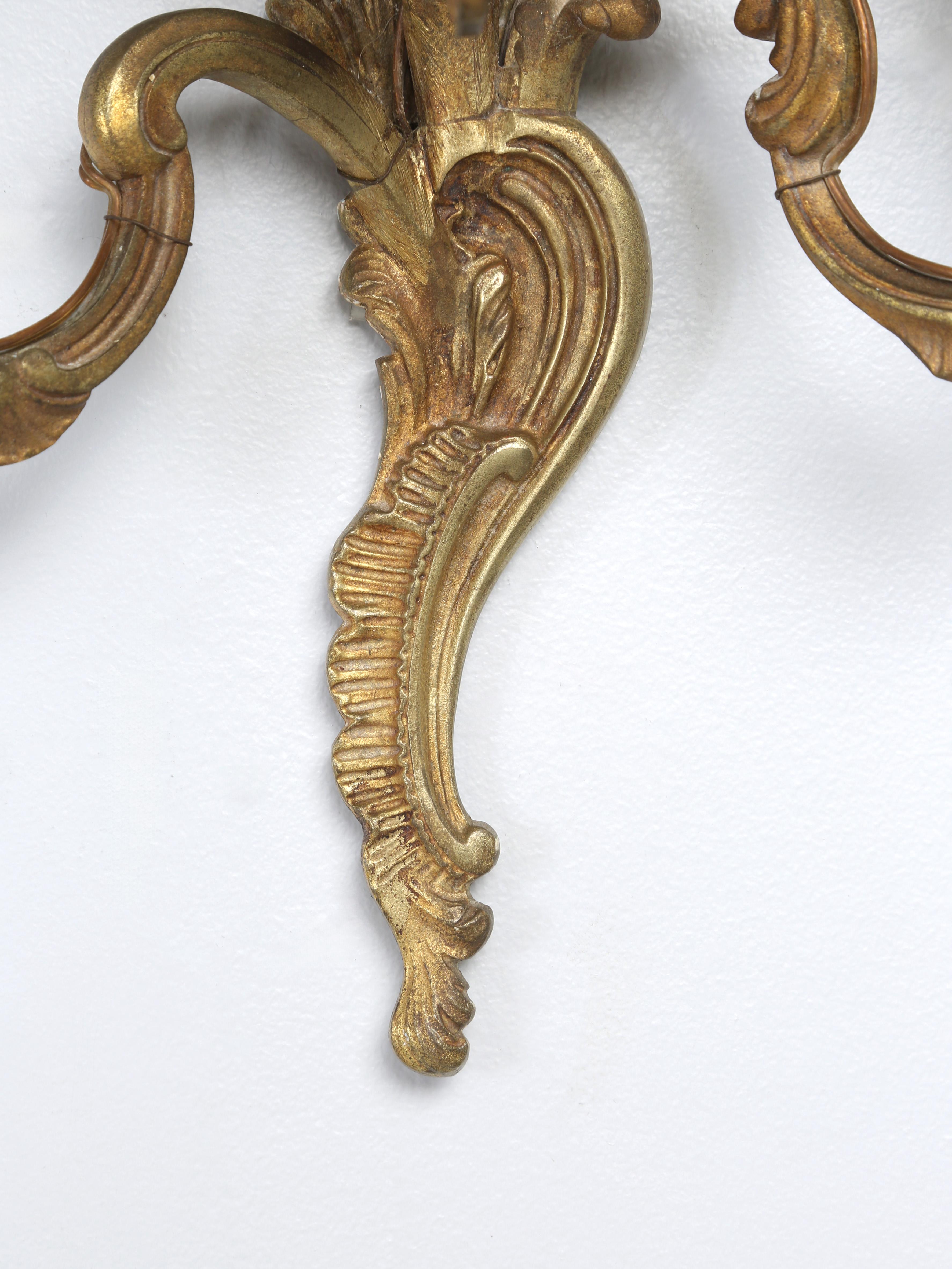 Appliques murales françaises de style rococo ou Louis XV en laiton massif avec dorure ancienne en vente 4