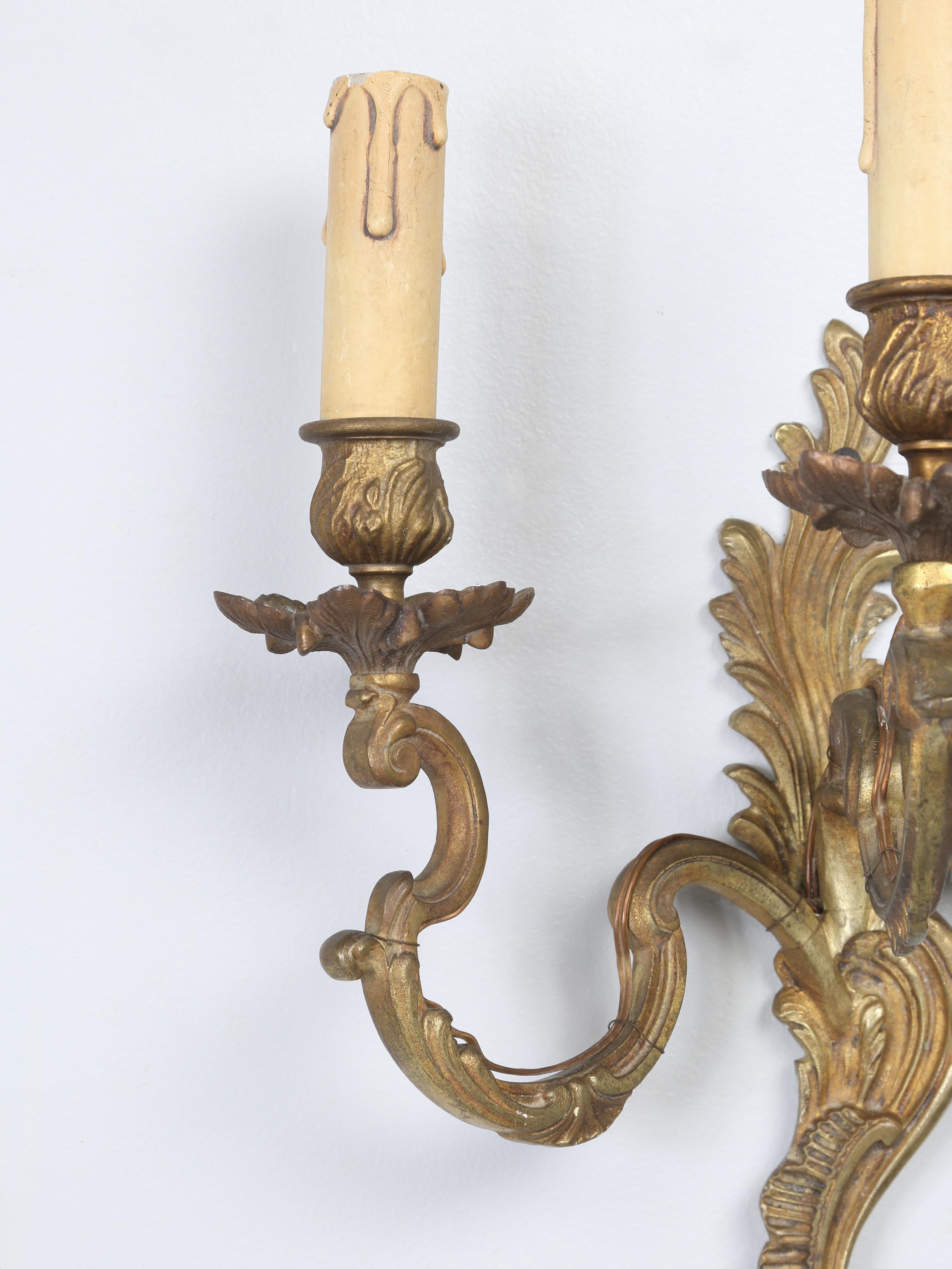Français Appliques murales françaises de style rococo ou Louis XV en laiton massif avec dorure ancienne en vente