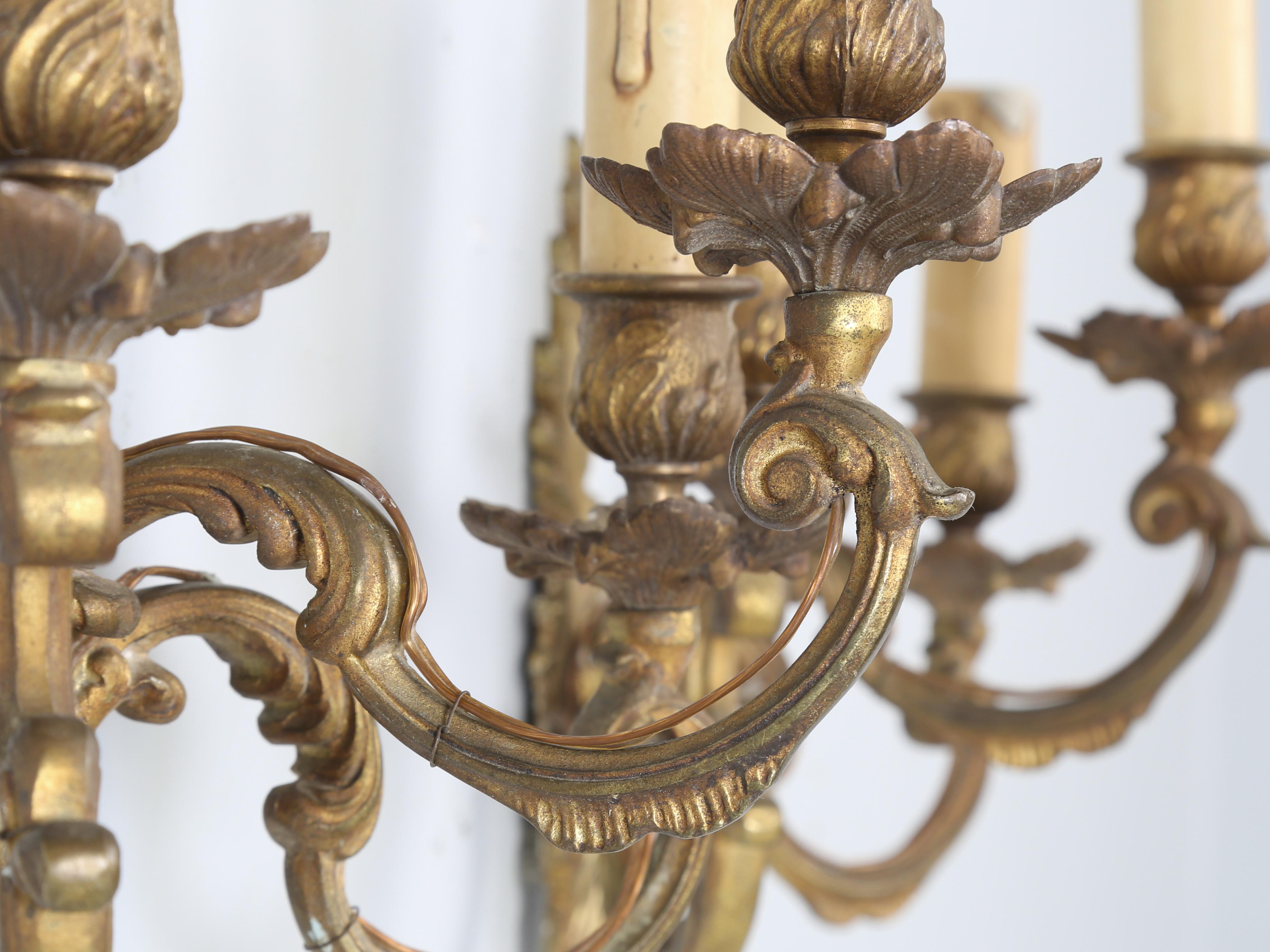 Moulage Appliques murales françaises de style rococo ou Louis XV en laiton massif avec dorure ancienne en vente