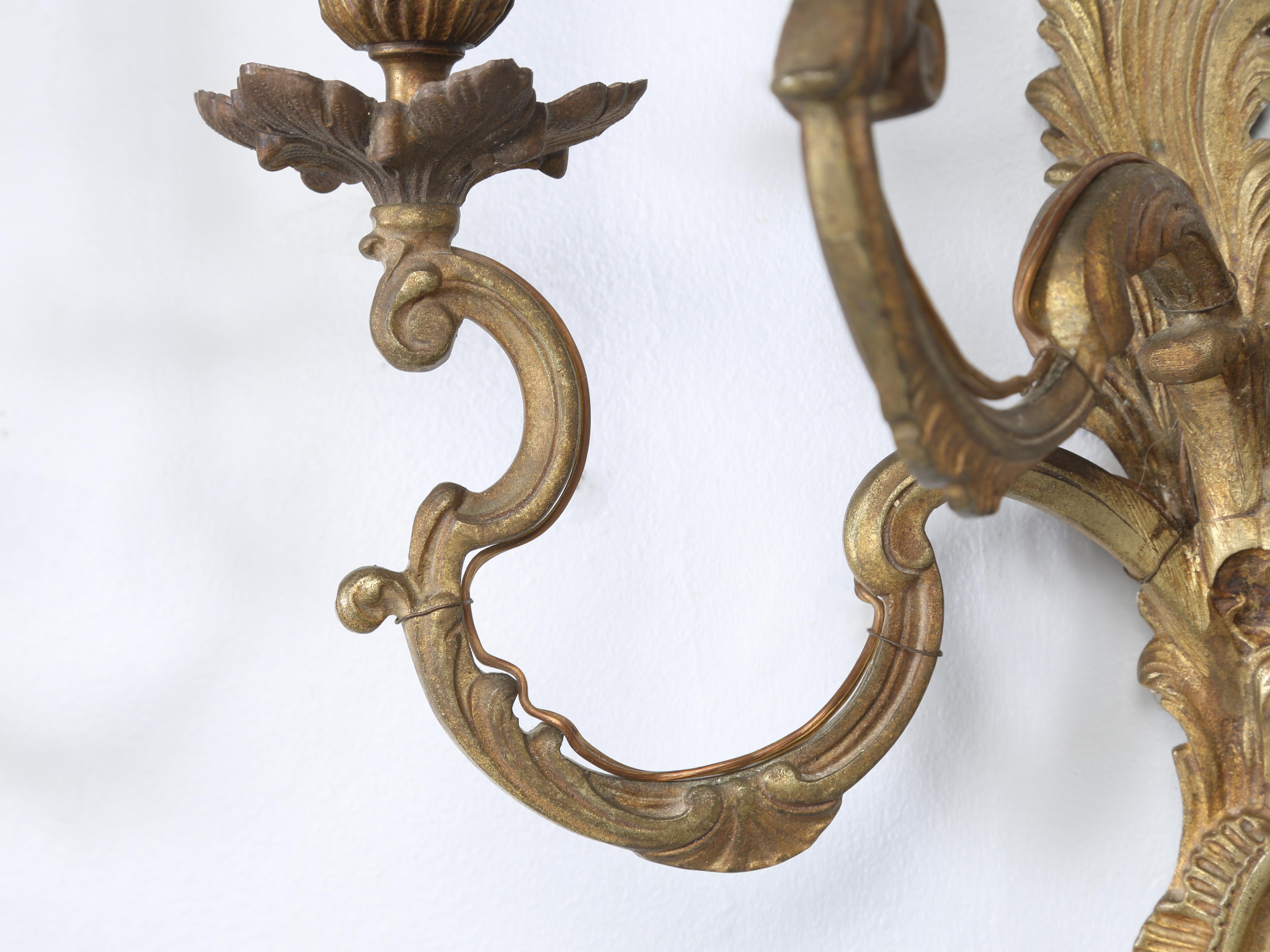 Appliques murales françaises de style rococo ou Louis XV en laiton massif avec dorure ancienne Bon état - En vente à Chicago, IL