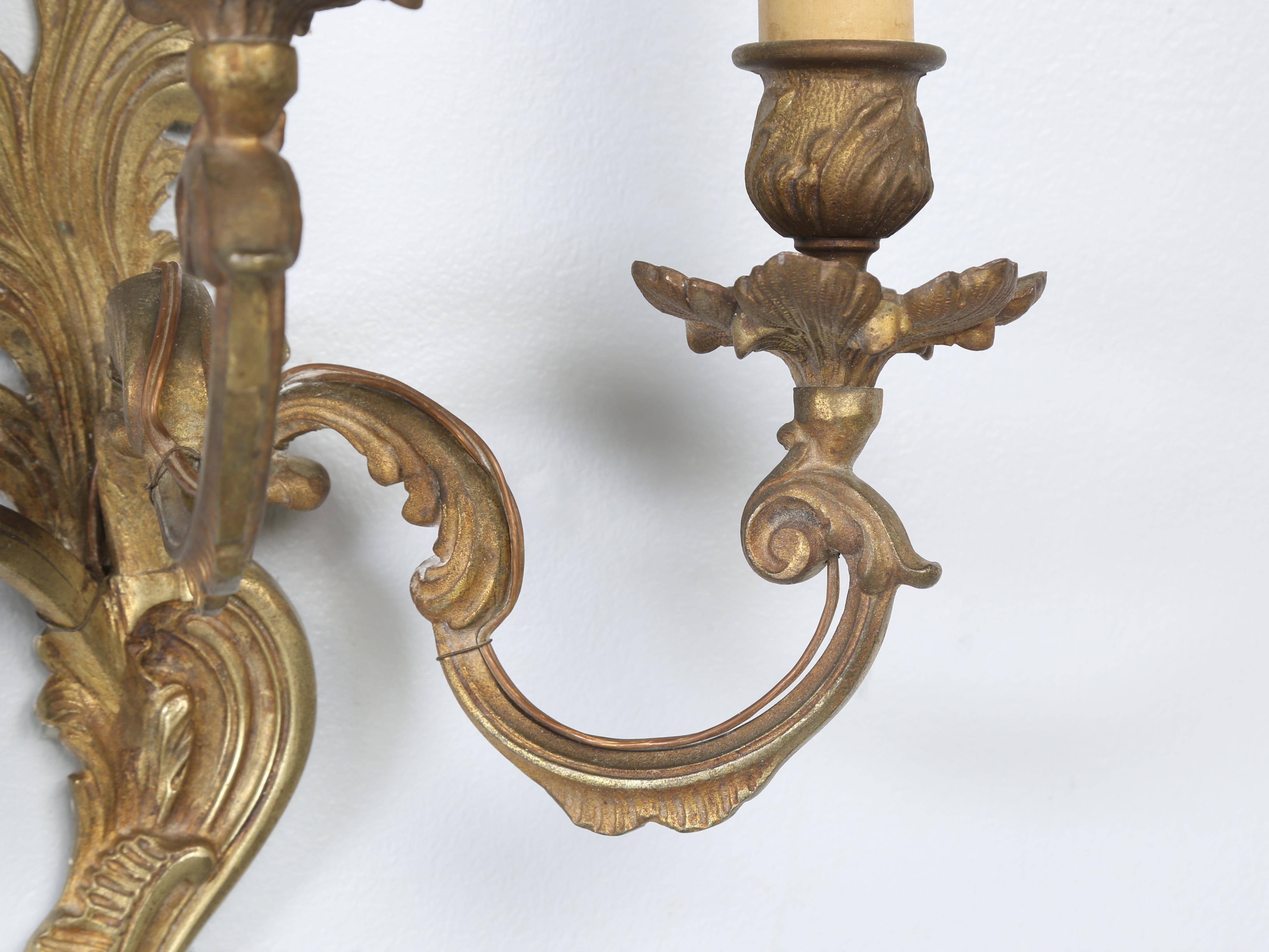 Début du 20ème siècle Appliques murales françaises de style rococo ou Louis XV en laiton massif avec dorure ancienne en vente