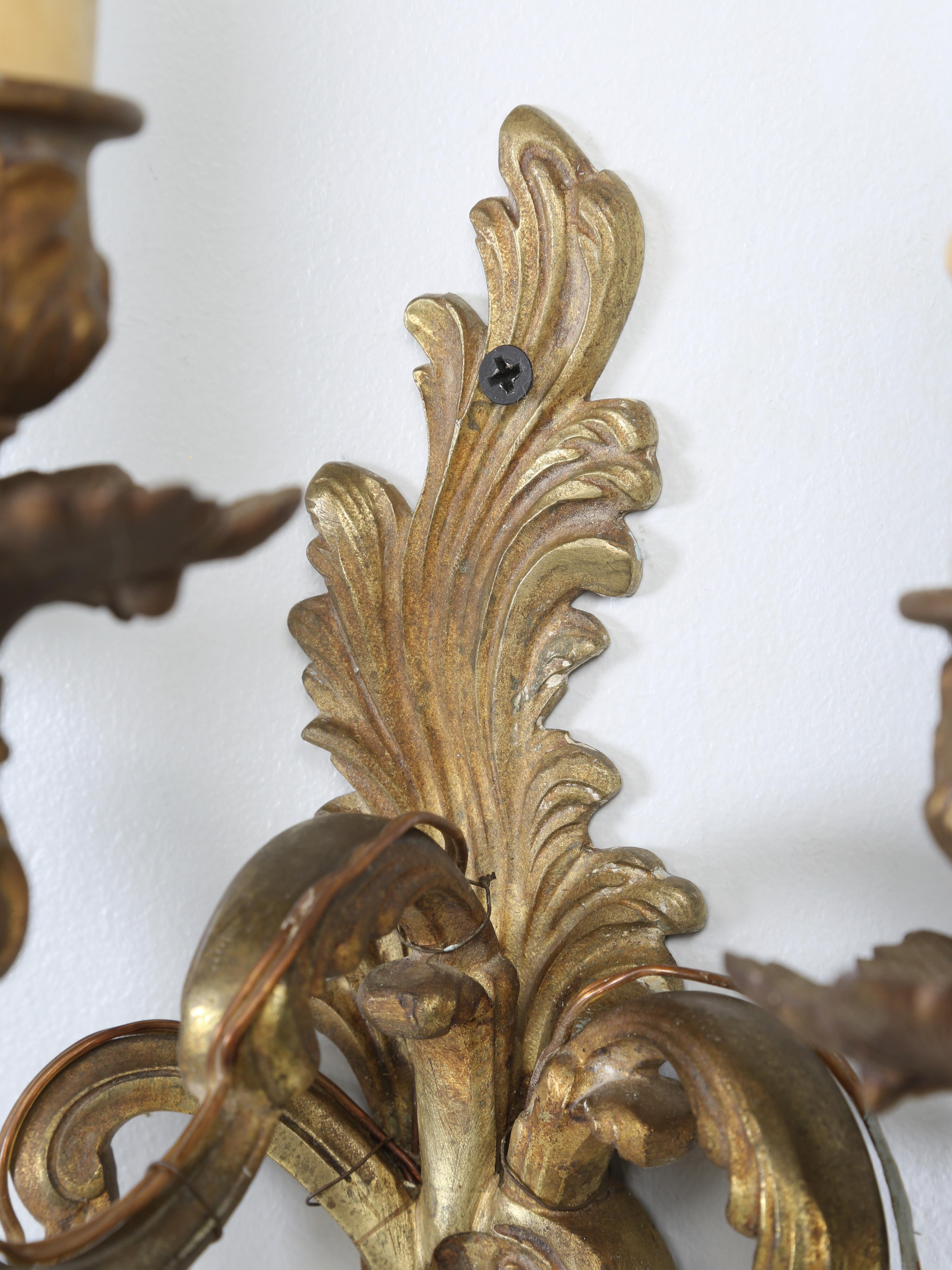 Appliques murales françaises de style rococo ou Louis XV en laiton massif avec dorure ancienne en vente 1