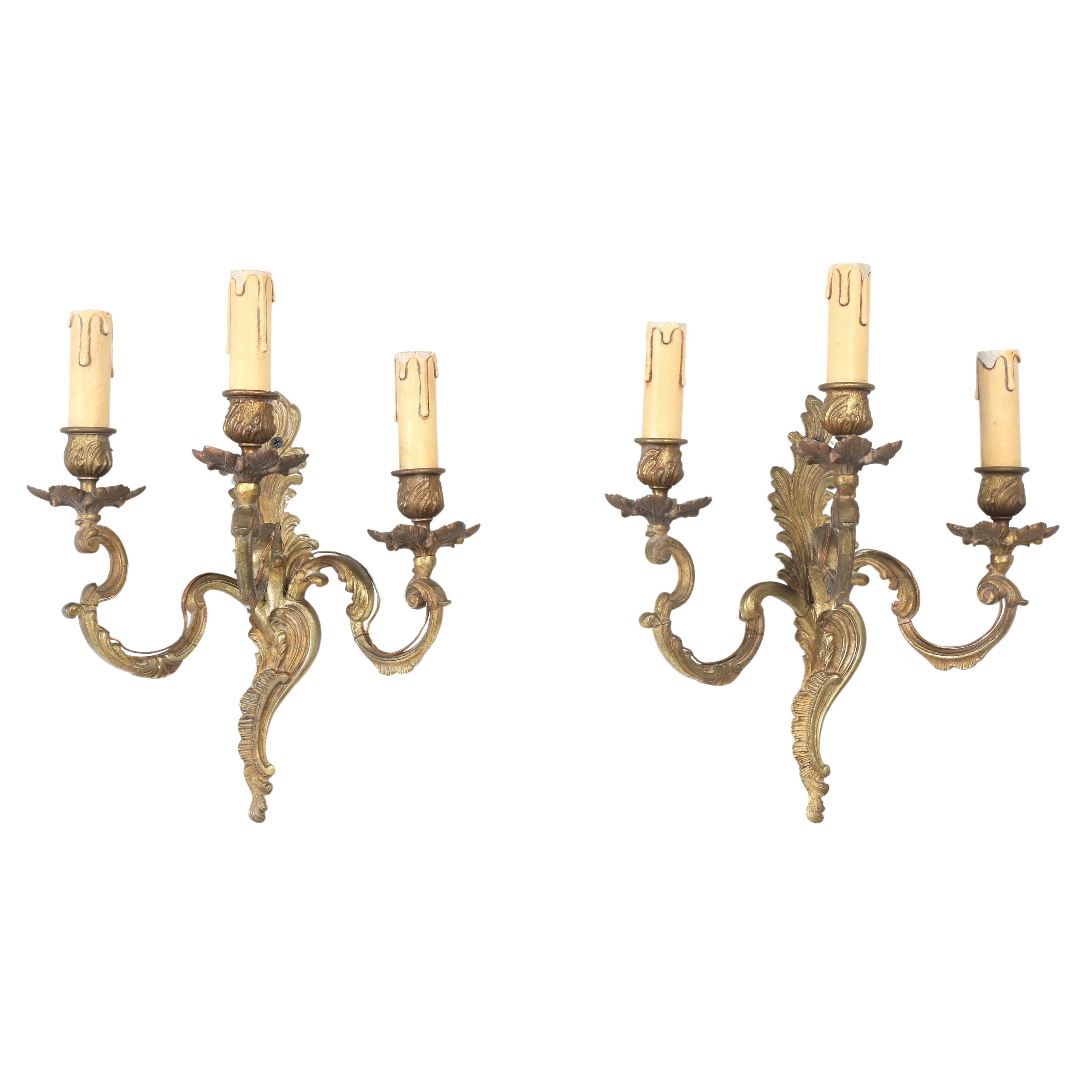 Appliques murales françaises de style rococo ou Louis XV en laiton massif avec dorure ancienne en vente