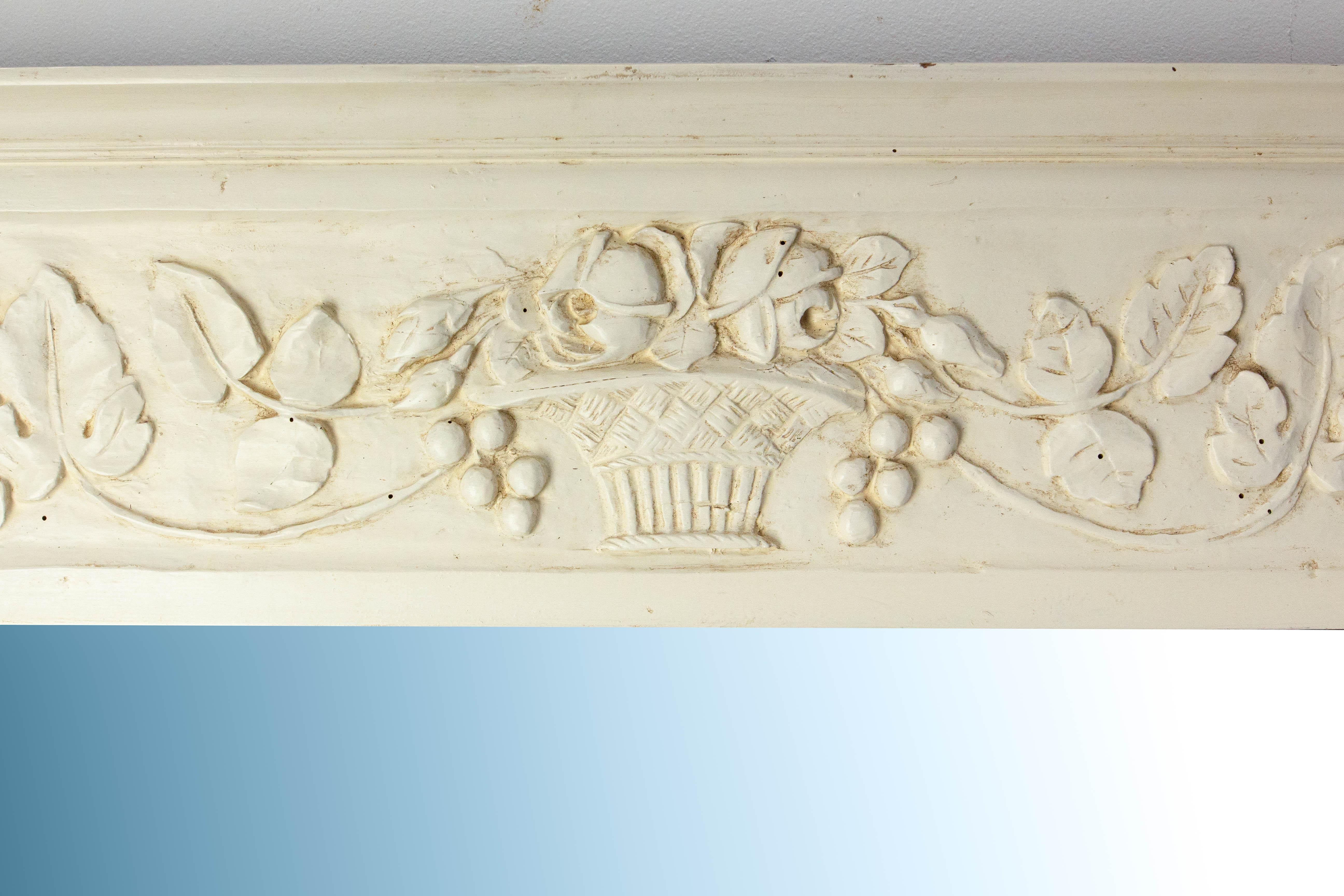 Miroir français de style Louis 16, fabriqué vers 1900
Les sculptures sur le cadre en bois ont un thème antique : fruits et cornes d'abondance. Ces thèmes, empruntés à la mythologie grecque, ont souvent été utilisés dans l'histoire de la