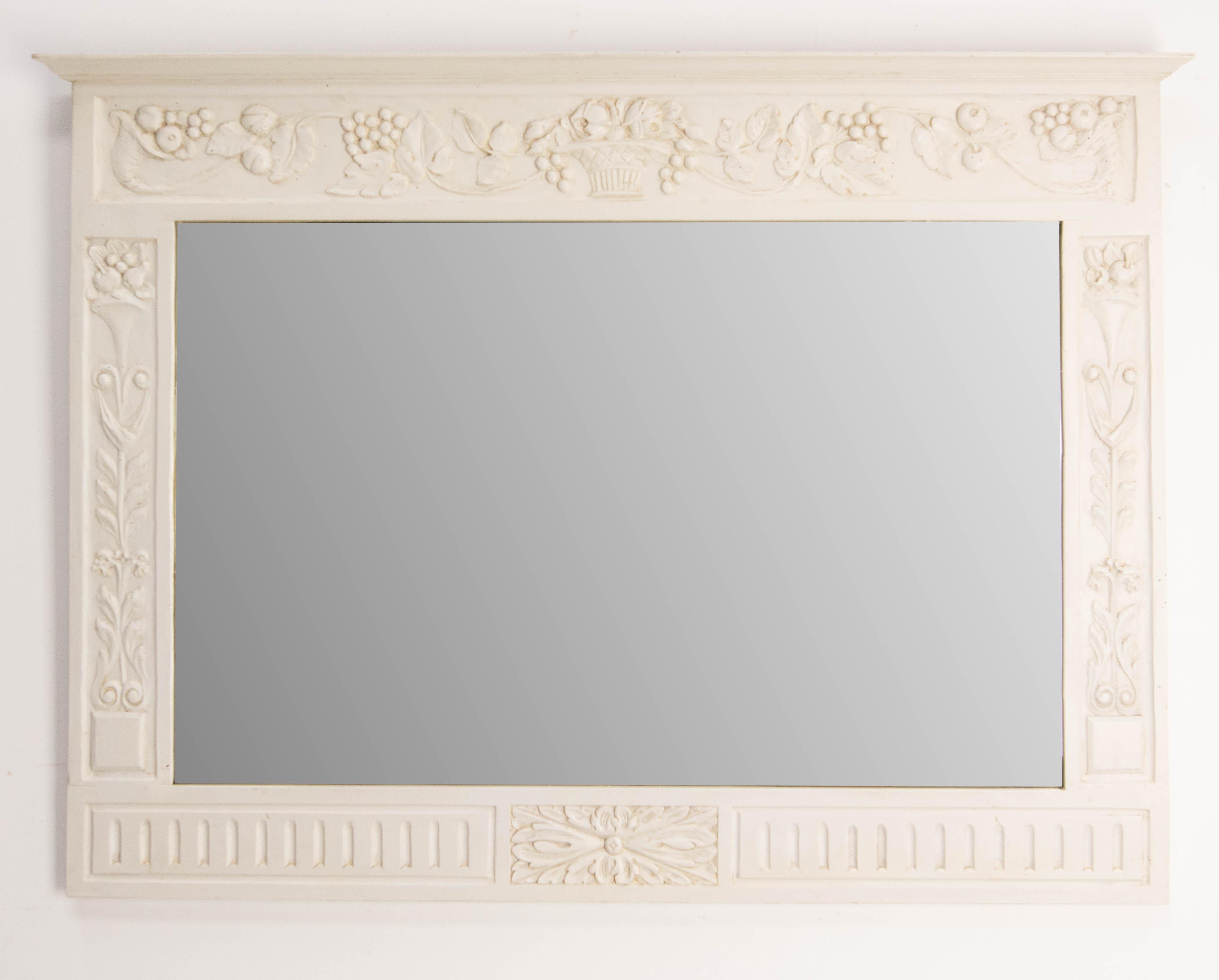 Romain classique Miroir mural en bois peint à décor de fruits de style Louis XVI circa 1900 en vente