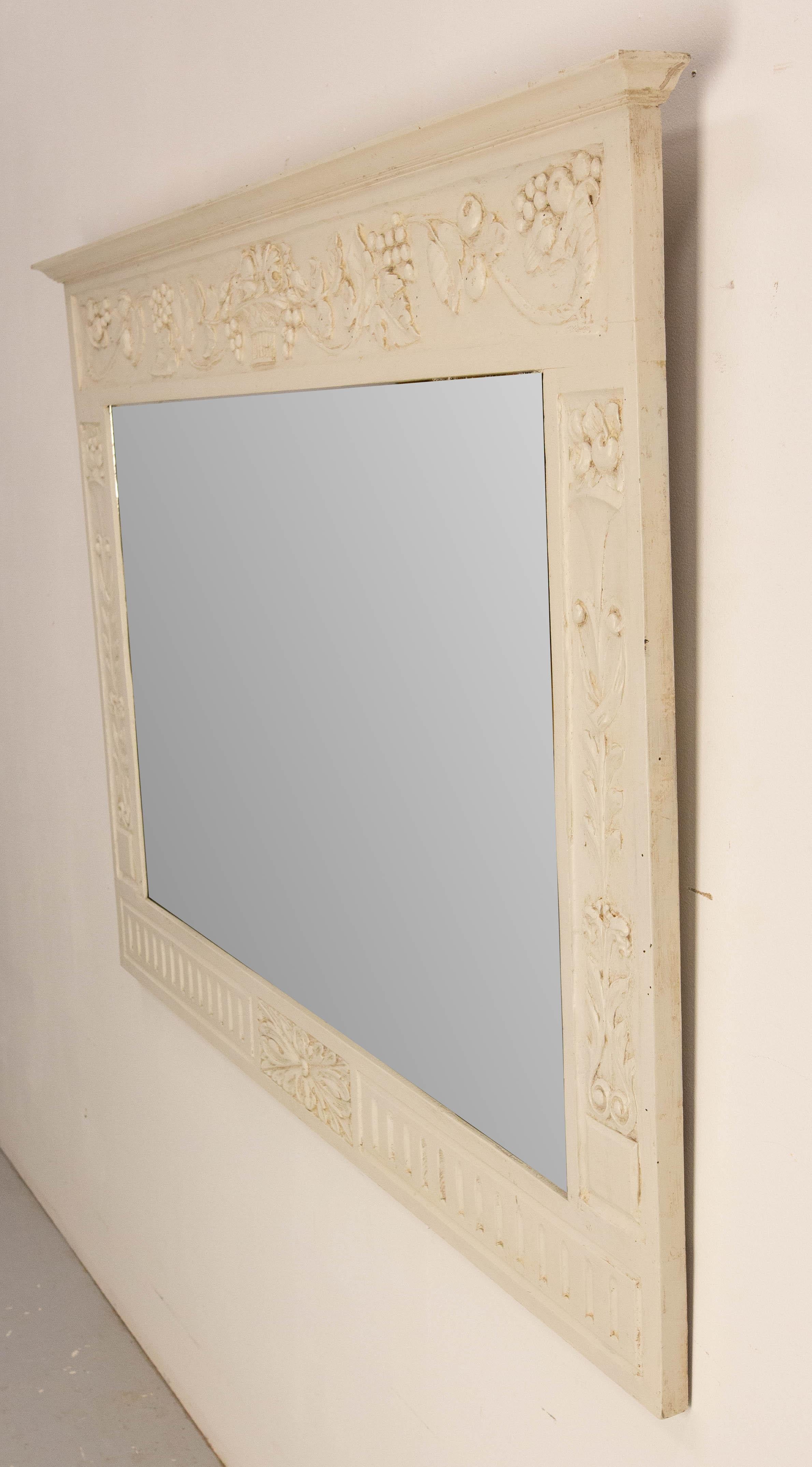 Français Miroir mural en bois peint à décor de fruits de style Louis XVI circa 1900 en vente
