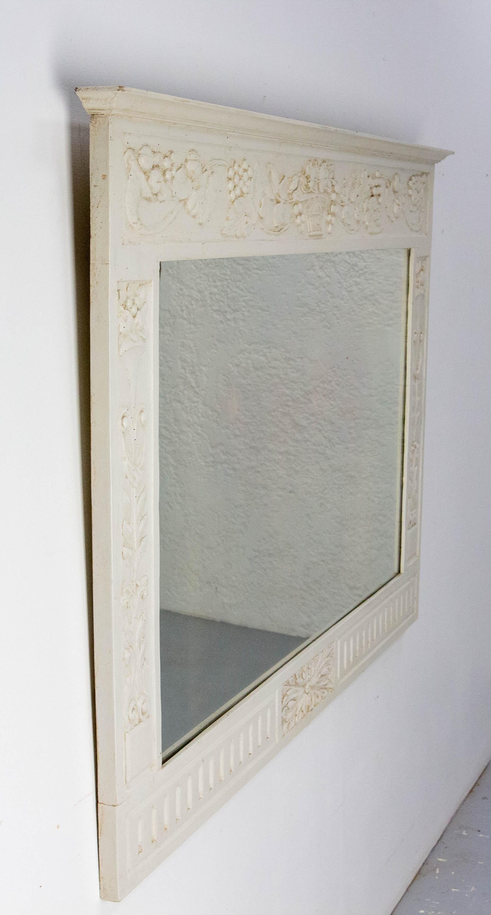 Miroir mural en bois peint à décor de fruits de style Louis XVI circa 1900 Bon état - En vente à Labrit, Landes