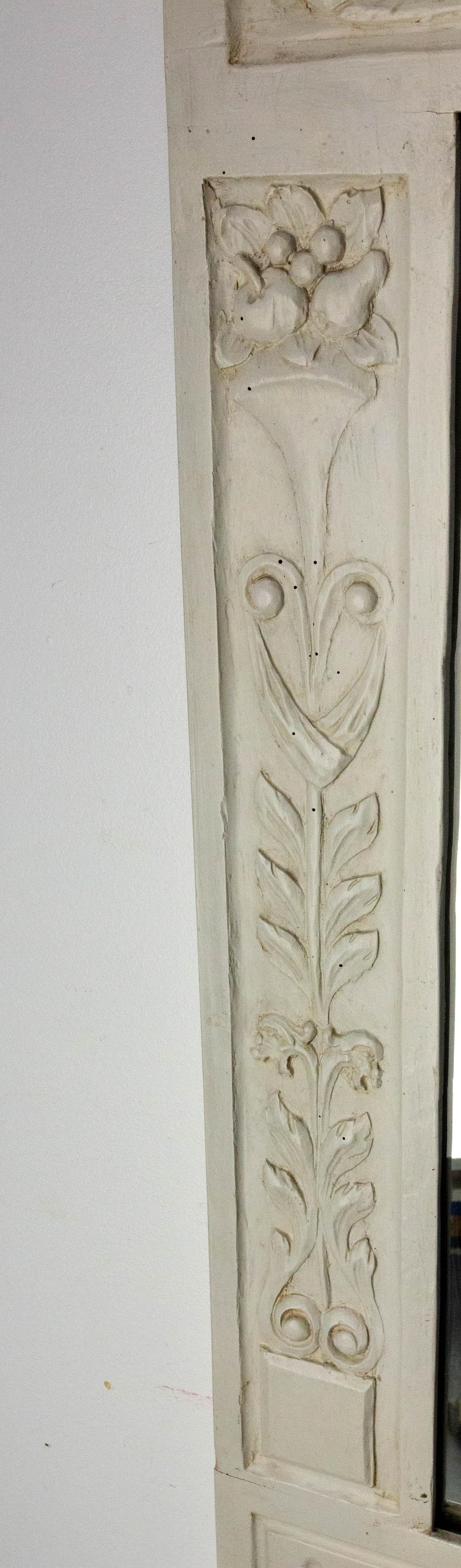 20ième siècle Miroir mural en bois peint à décor de fruits de style Louis XVI circa 1900 en vente