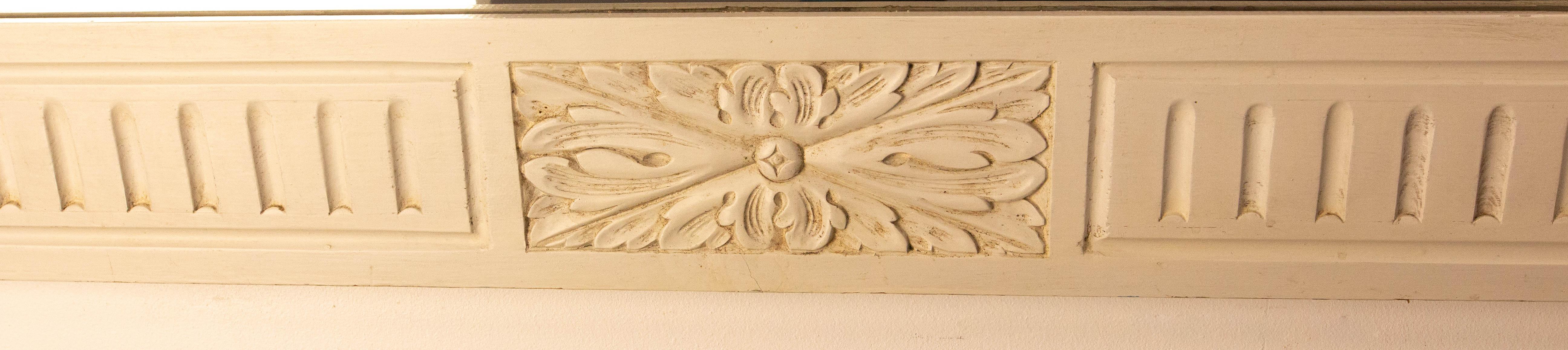 Miroir mural en bois peint à décor de fruits de style Louis XVI circa 1900 en vente 1