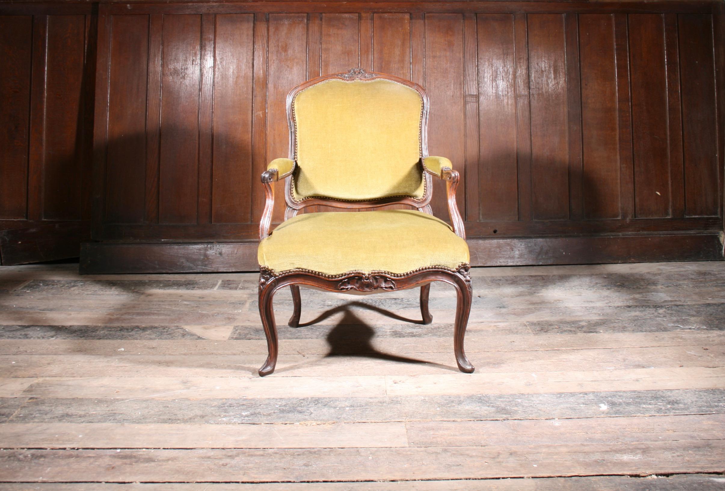 French Walnut 18Th Century Armchair C.1770 (Französisch) im Angebot