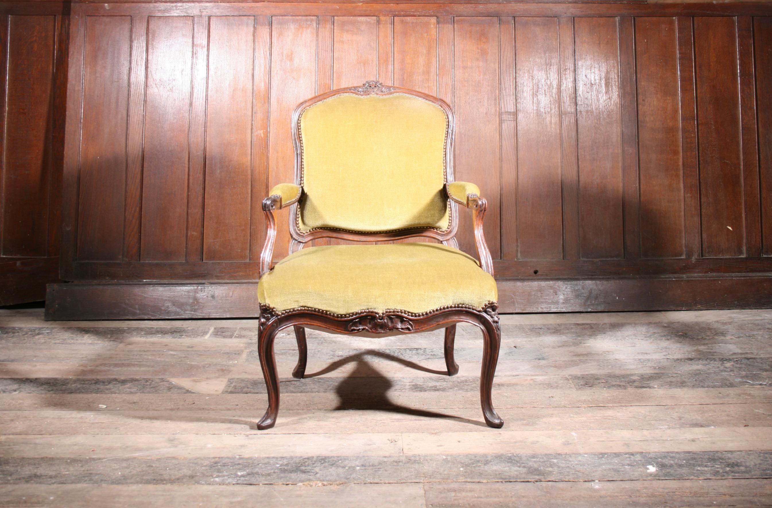French Walnut 18Th Century Armchair C.1770 (Geschnitzt) im Angebot