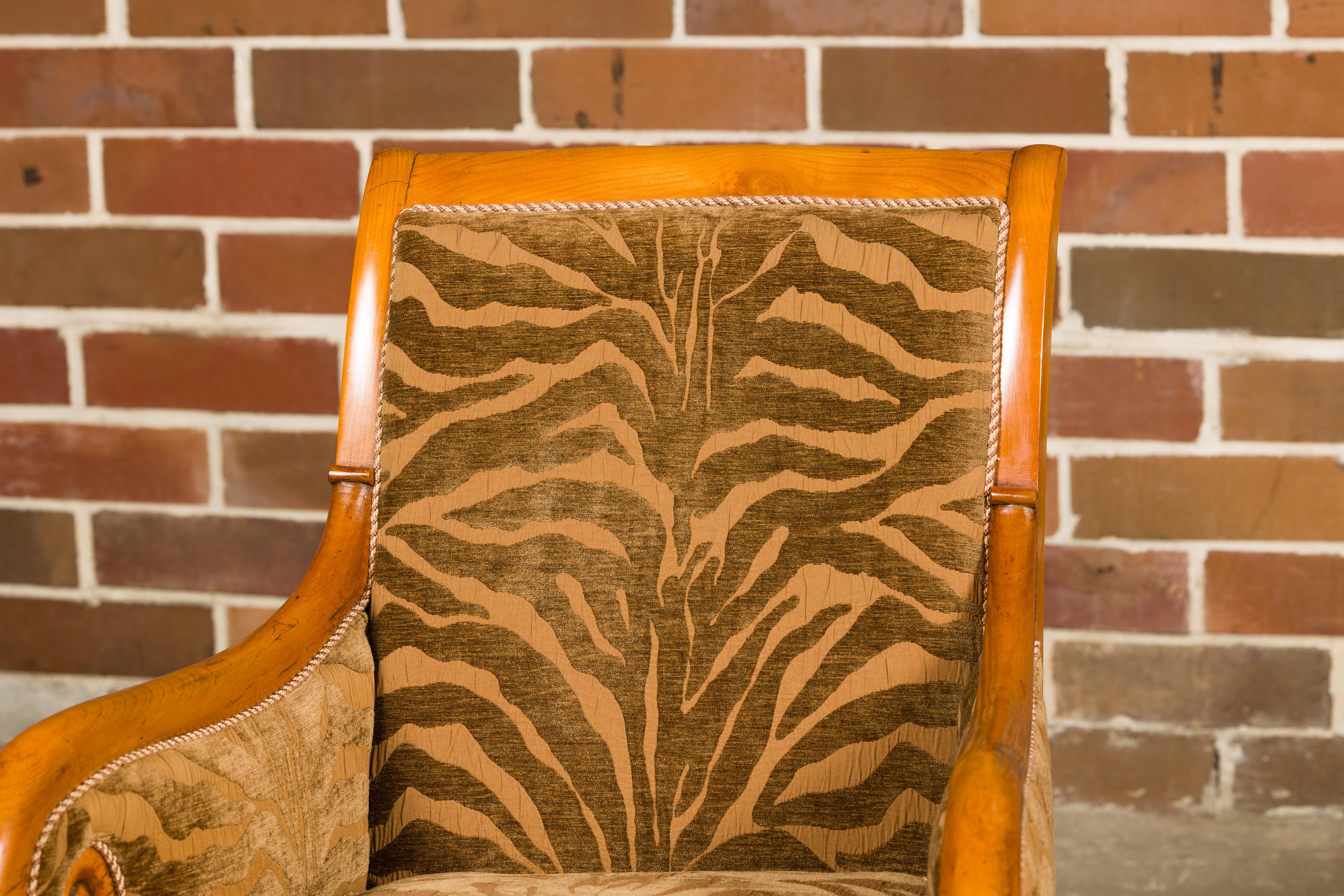Französische Bergère-Stühle aus Nussbaum des 19. Jahrhunderts mit geschnitzten Armlehnen und Zebra-Polsterung im Angebot 4