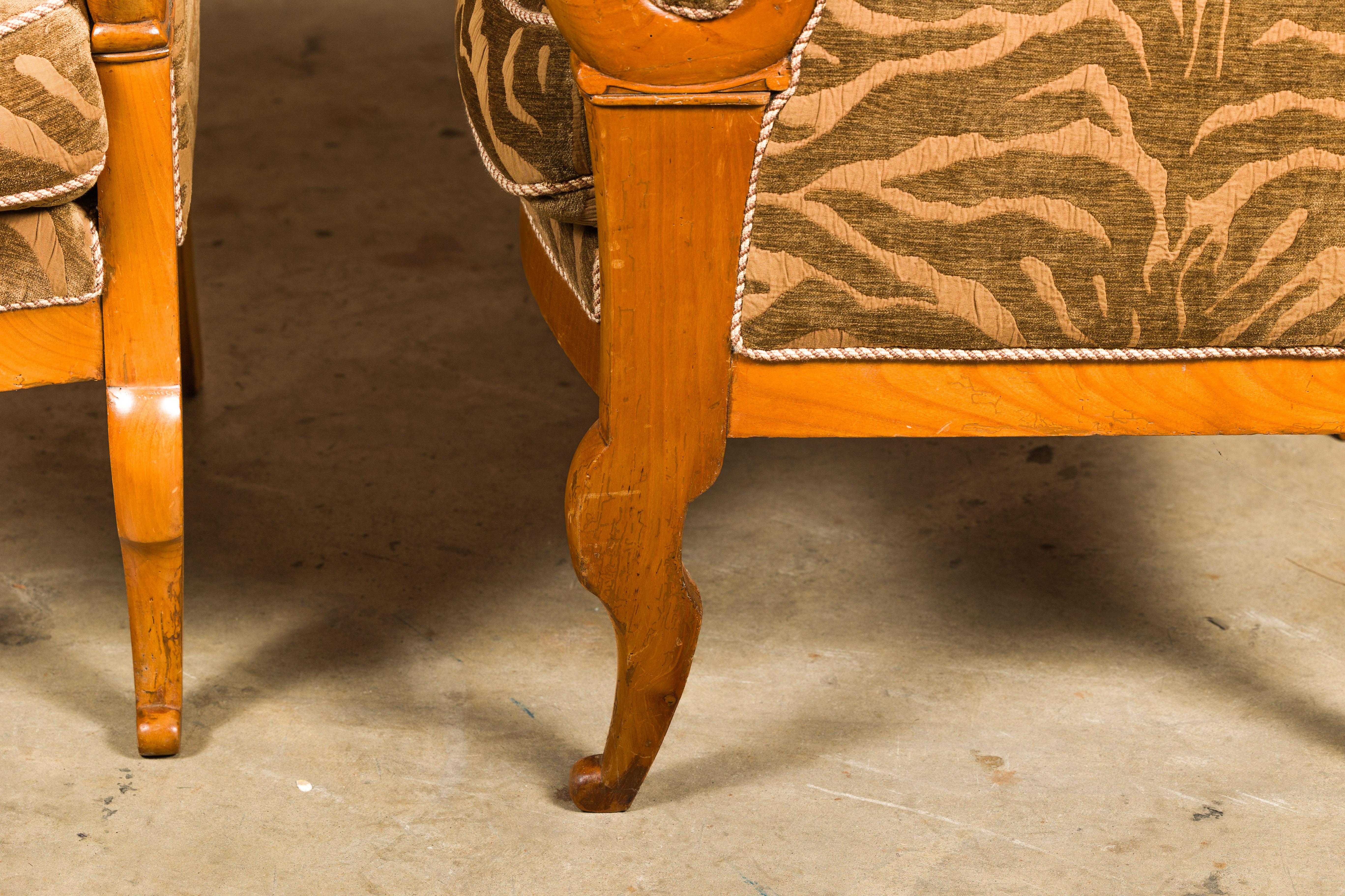 Chaises Bergère du 19ème siècle en noyer français avec accoudoirs sculptés et tapisserie zébrée en vente 1