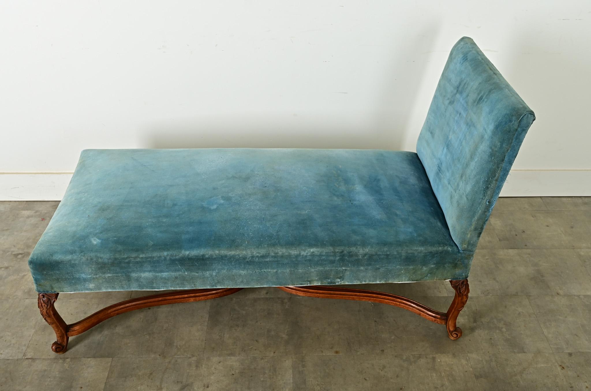 French Walnut 19th Century Louis XV Chaise Longue 1