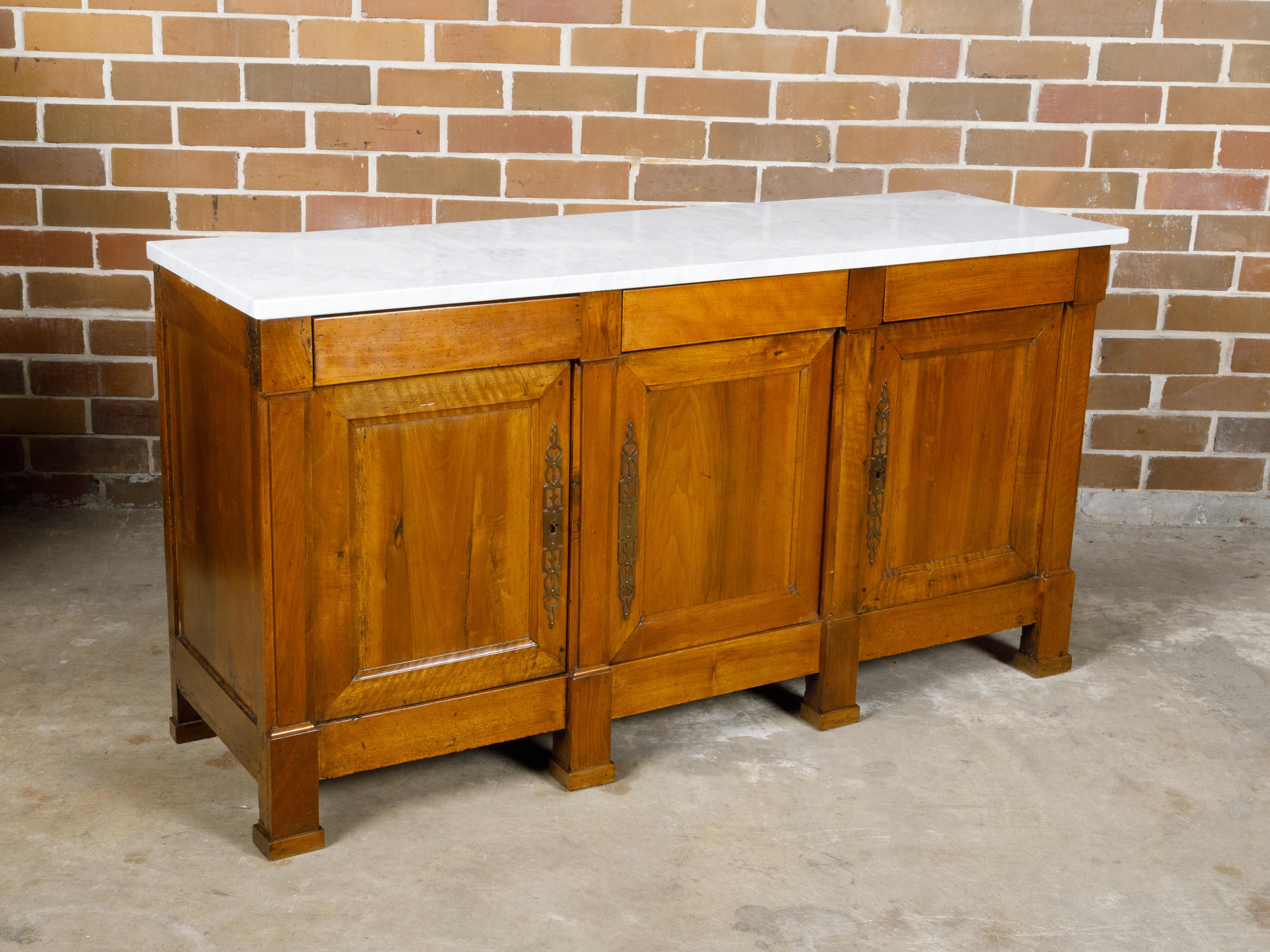 Enfilade a tre ante in noce francese del XIX secolo con piano in marmo e pilastri in vendita 5