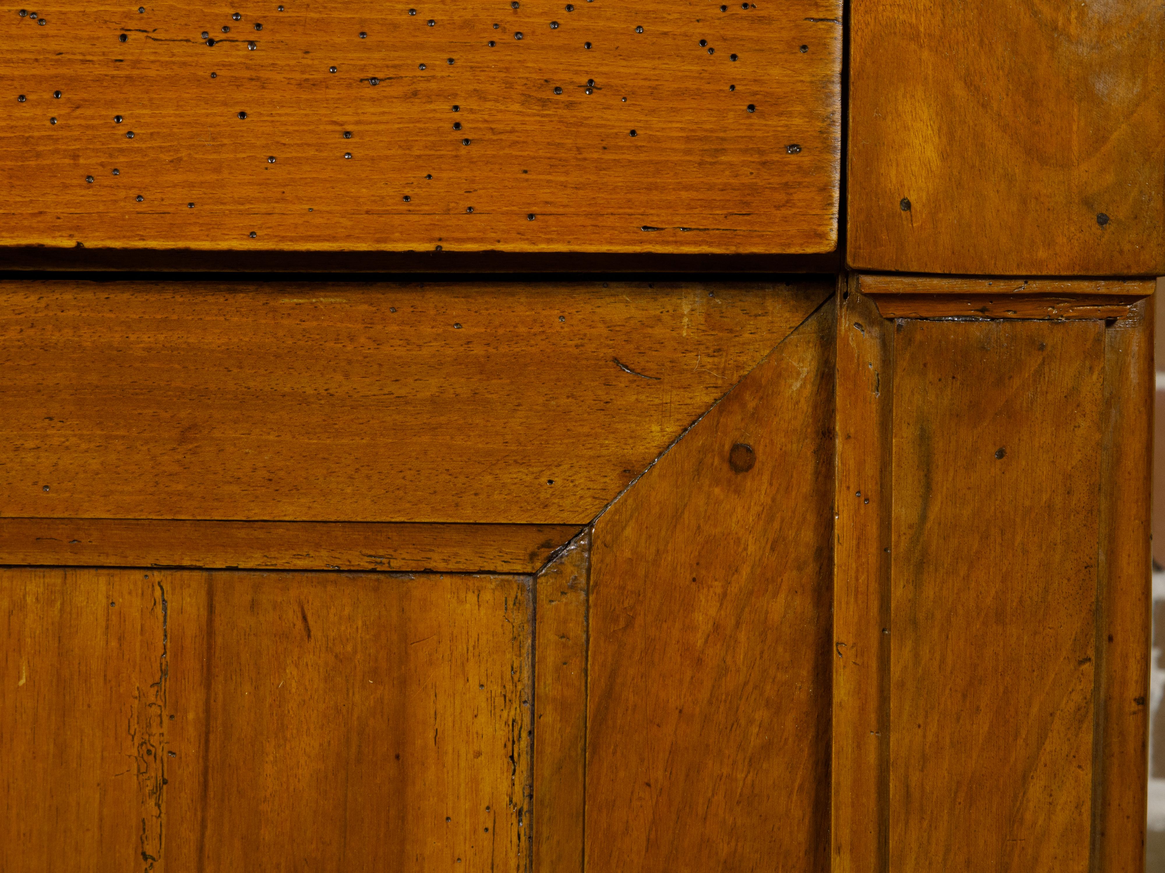 Dreitürige französische Enfilade aus Nussbaumholz mit Marmorplatte und Pilaster aus dem 19. Jahrhundert im Zustand „Gut“ im Angebot in Atlanta, GA