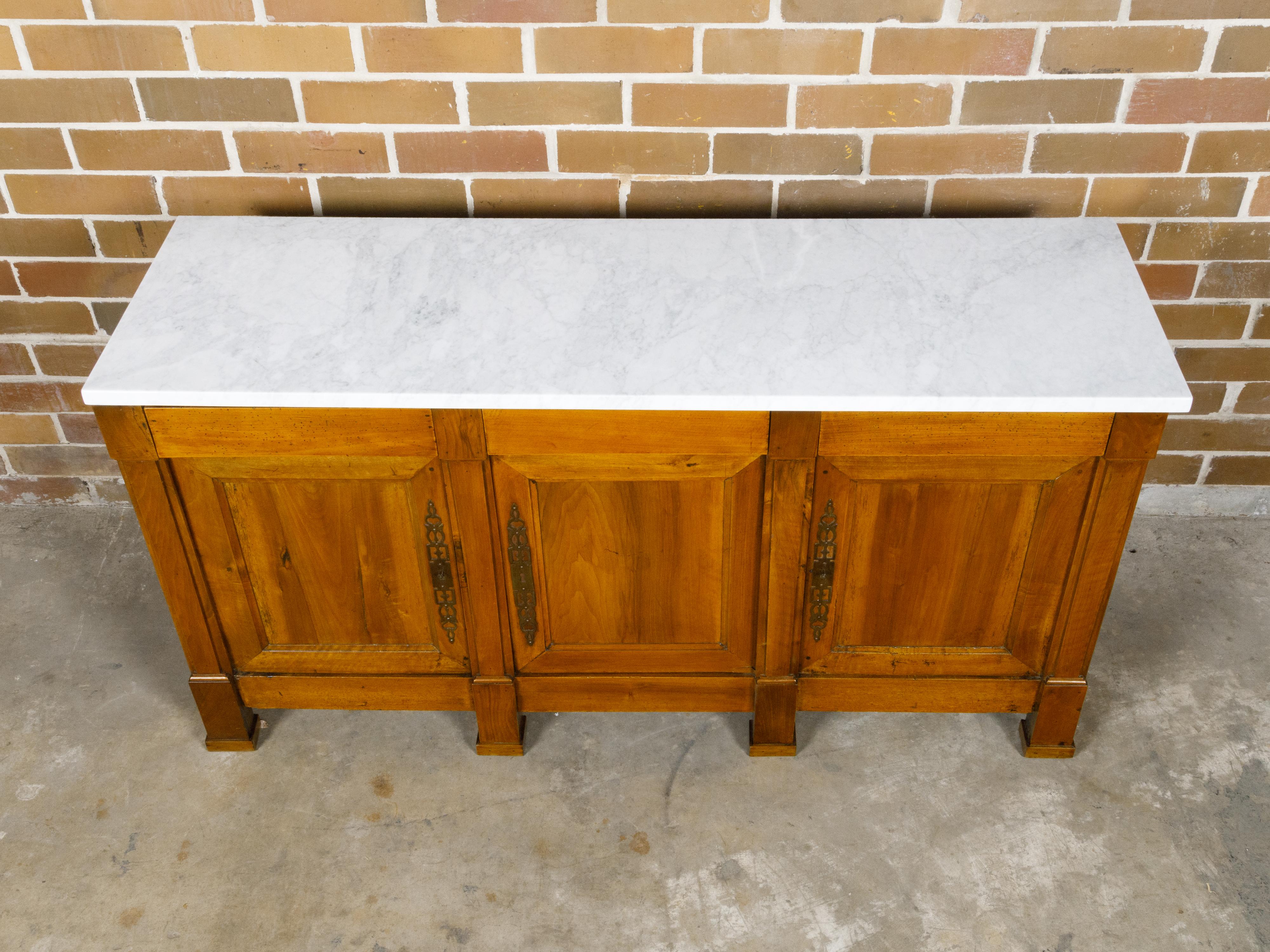 Enfilade a tre ante in noce francese del XIX secolo con piano in marmo e pilastri in vendita 3