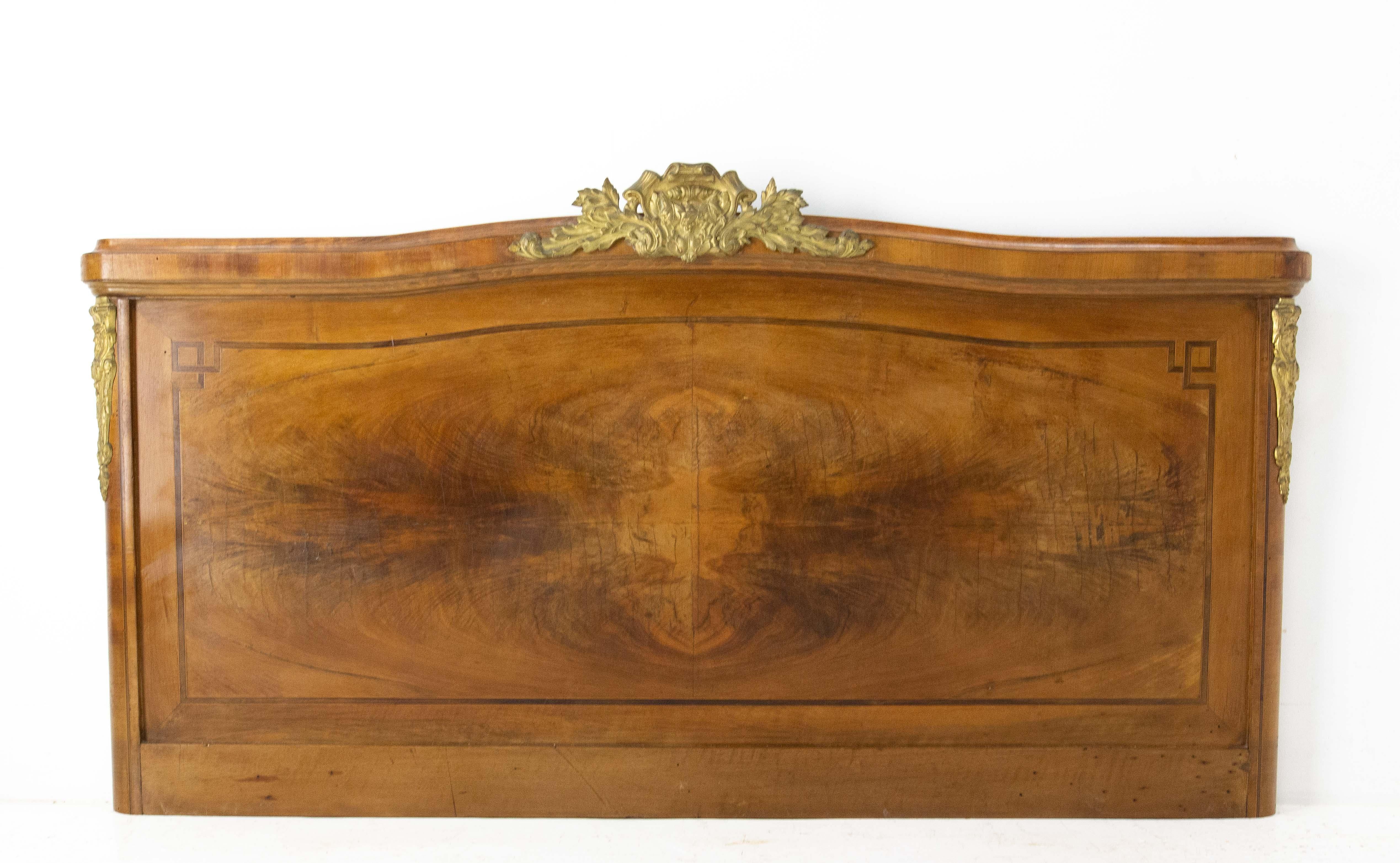 Walnut headboard Louis XV style
French, early 20th century
Headboard to be attached to the wall
Vegetal motifs on the brass and geometrical motifs on the wood.
Width without moldings: 57.09 in. (145 cm)
Good antique condition with minor signs