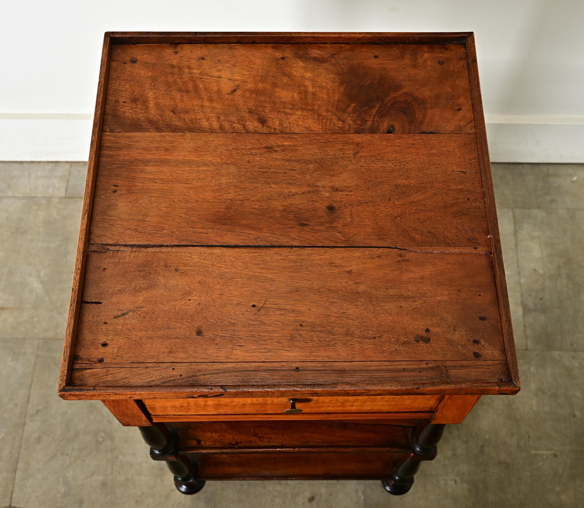 French Walnut and Ebonized Etagere In Good Condition For Sale In Baton Rouge, LA