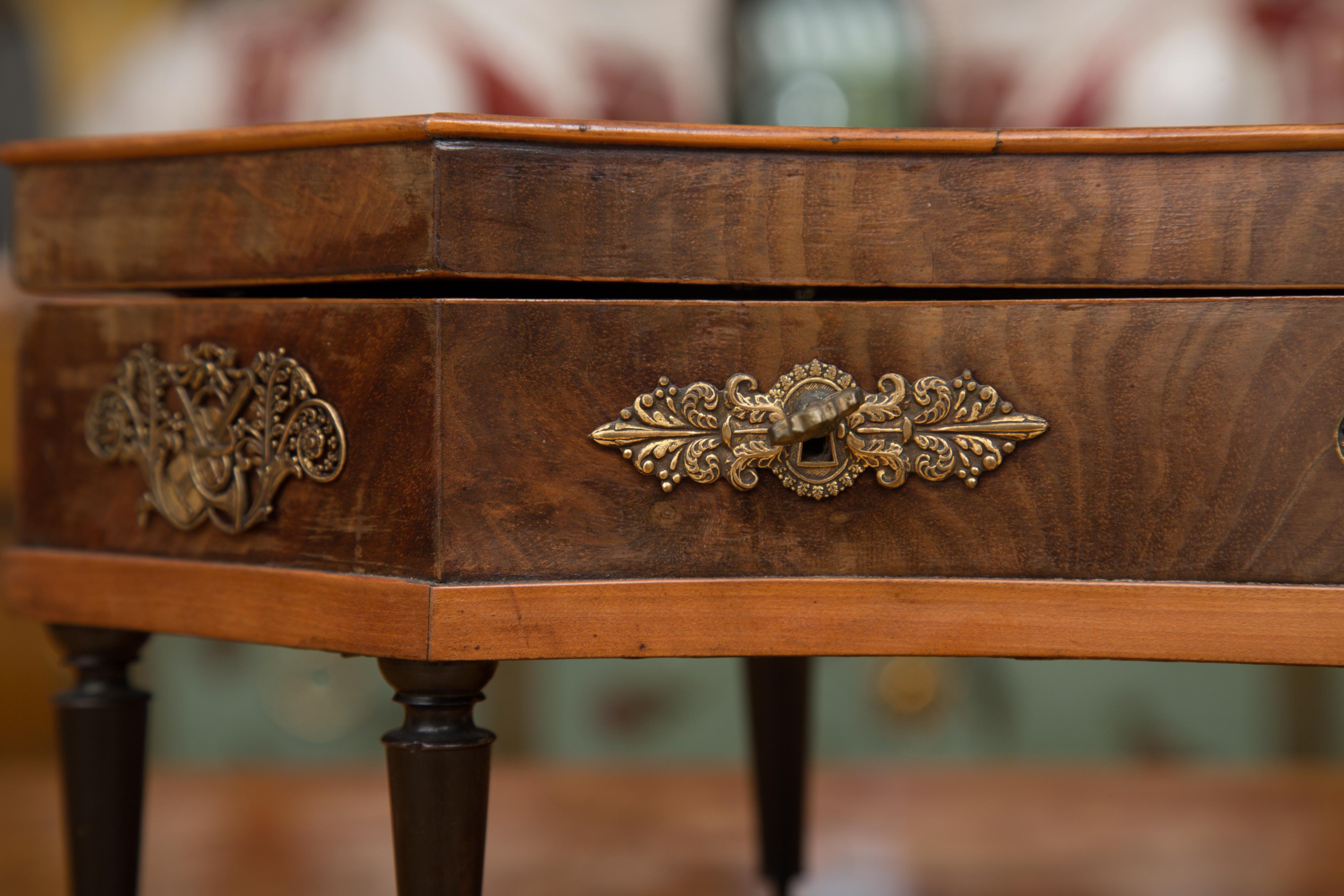 Piano en miniatura francés de nogal e incrustaciones en venta 3