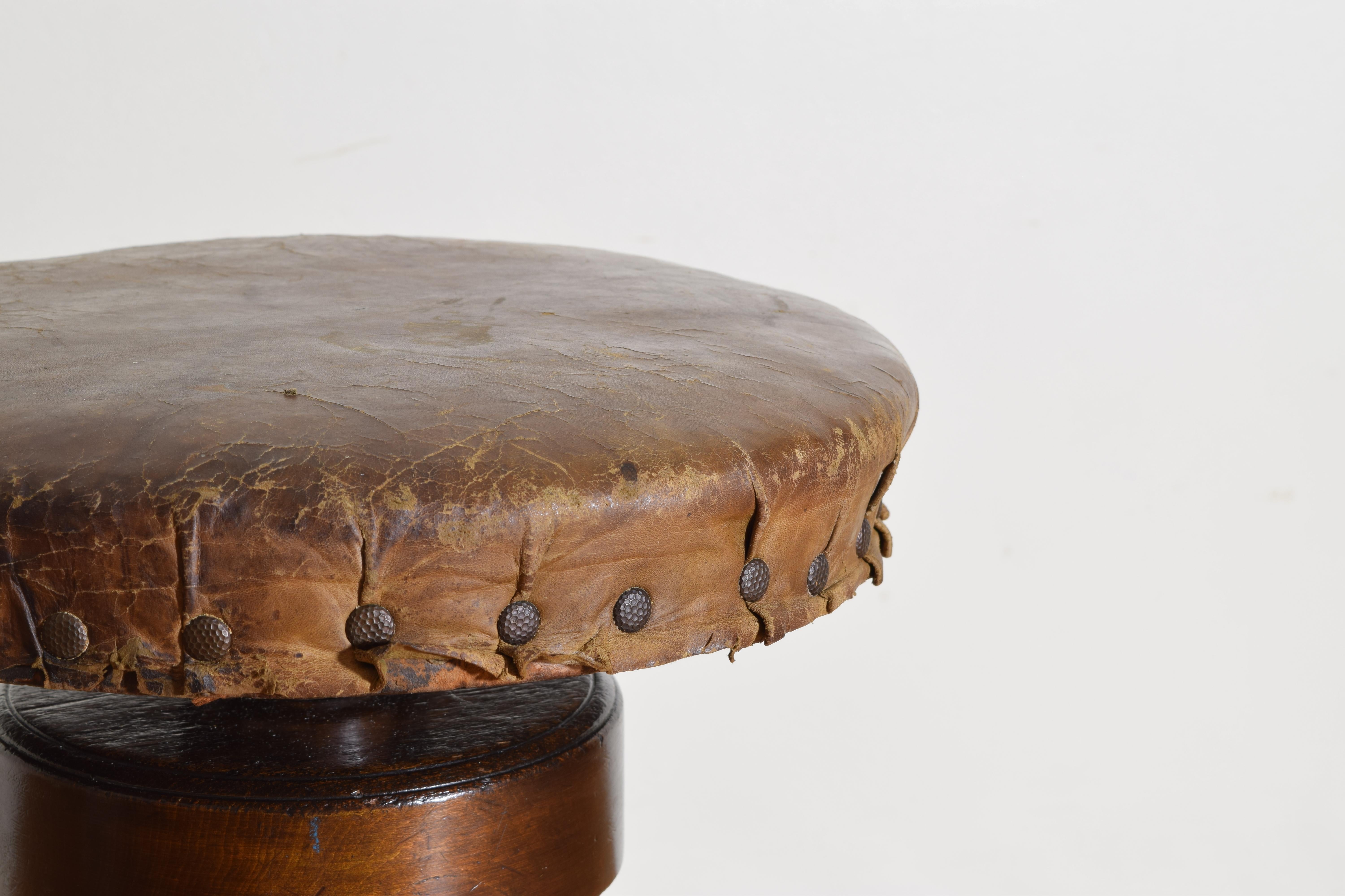 French Walnut and Leather Adjustable Stool, circa 1900 In Good Condition For Sale In Atlanta, GA