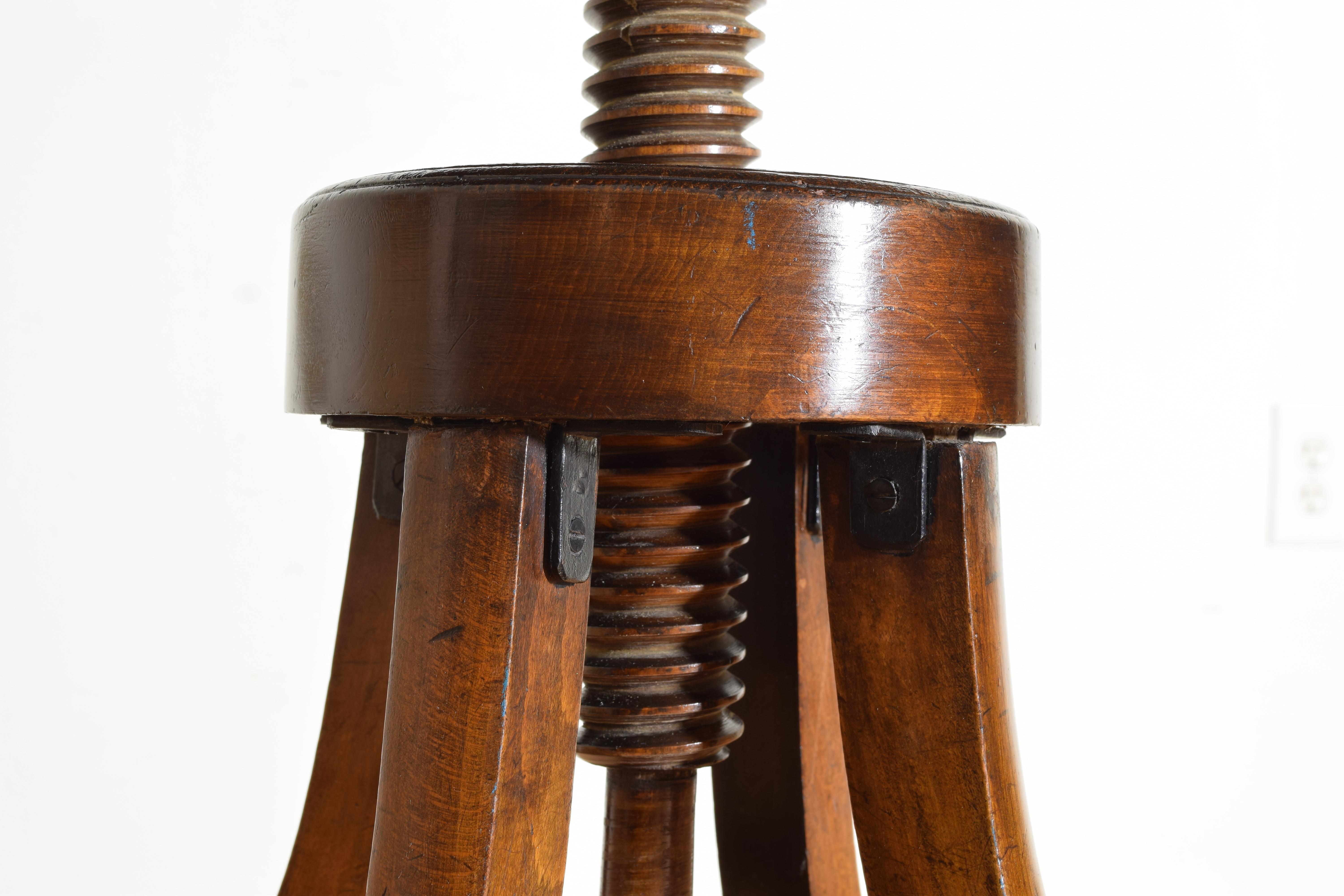 French Walnut and Leather Adjustable Stool, circa 1900 For Sale 1