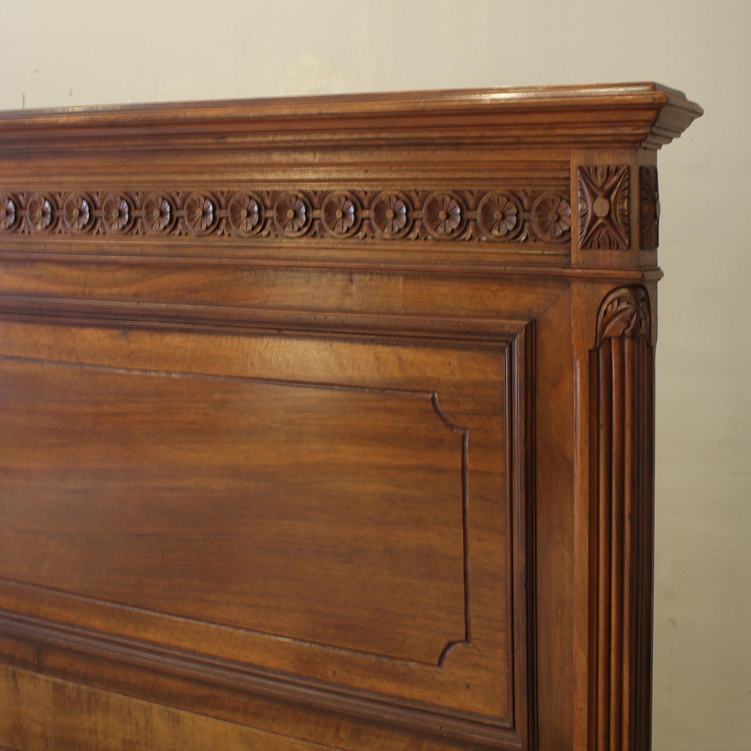 Cama antigua de nogal francés con rosa tallada, WK205 en venta 4