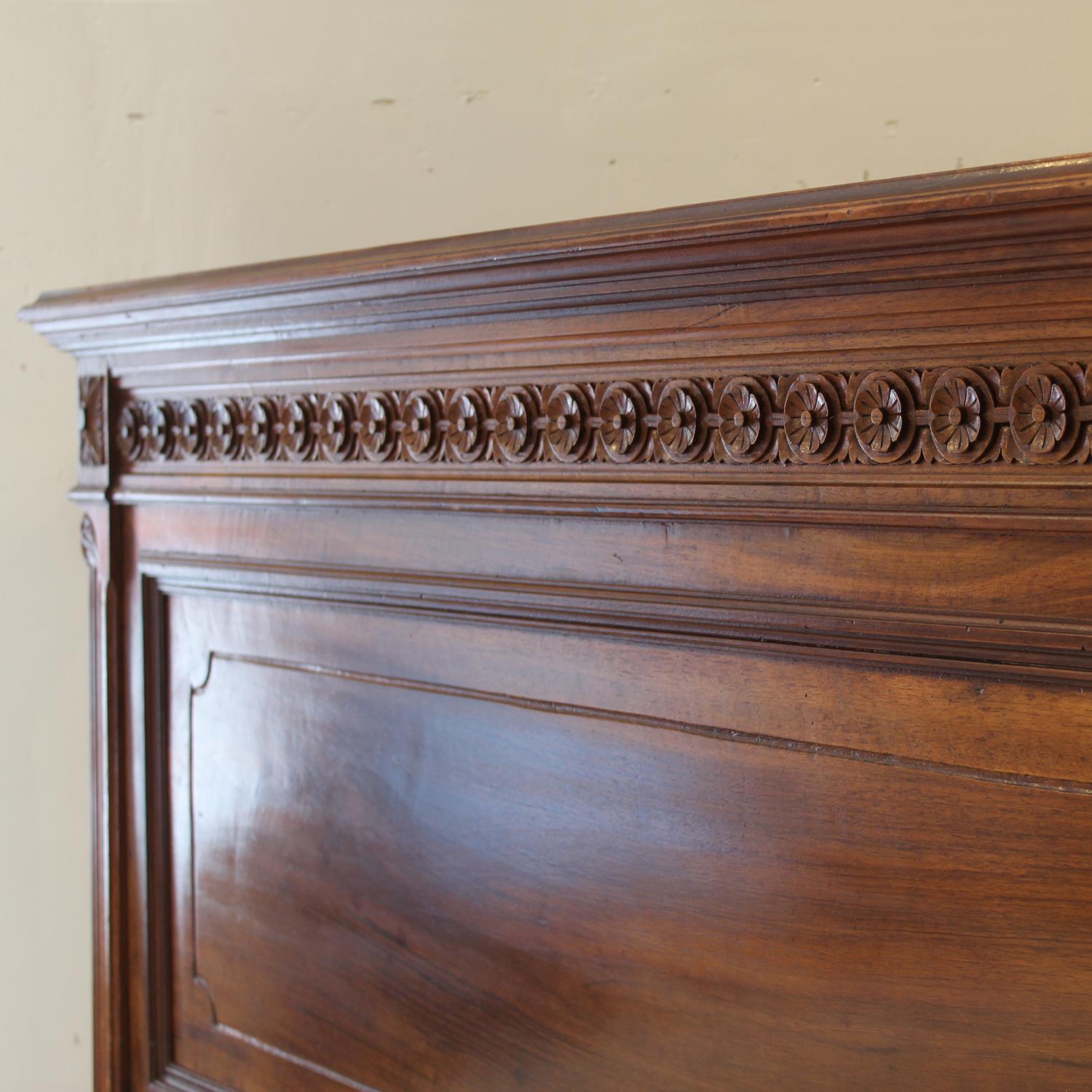 Cama antigua de nogal francés con rosa tallada, WK205 en venta 5