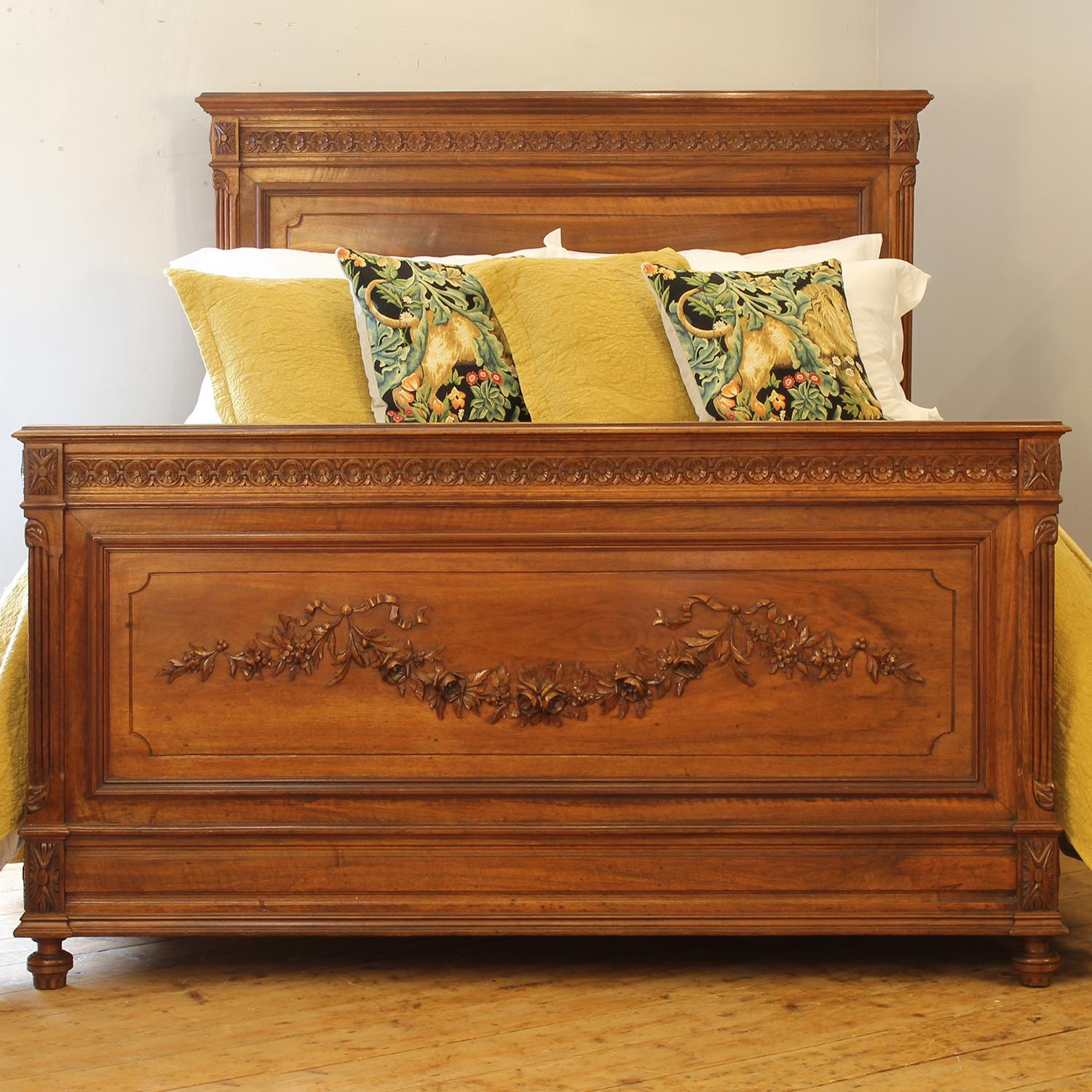 Cama antigua de nogal francés con rosa tallada, WK205 en Bueno estado para la venta en Wrexham, GB