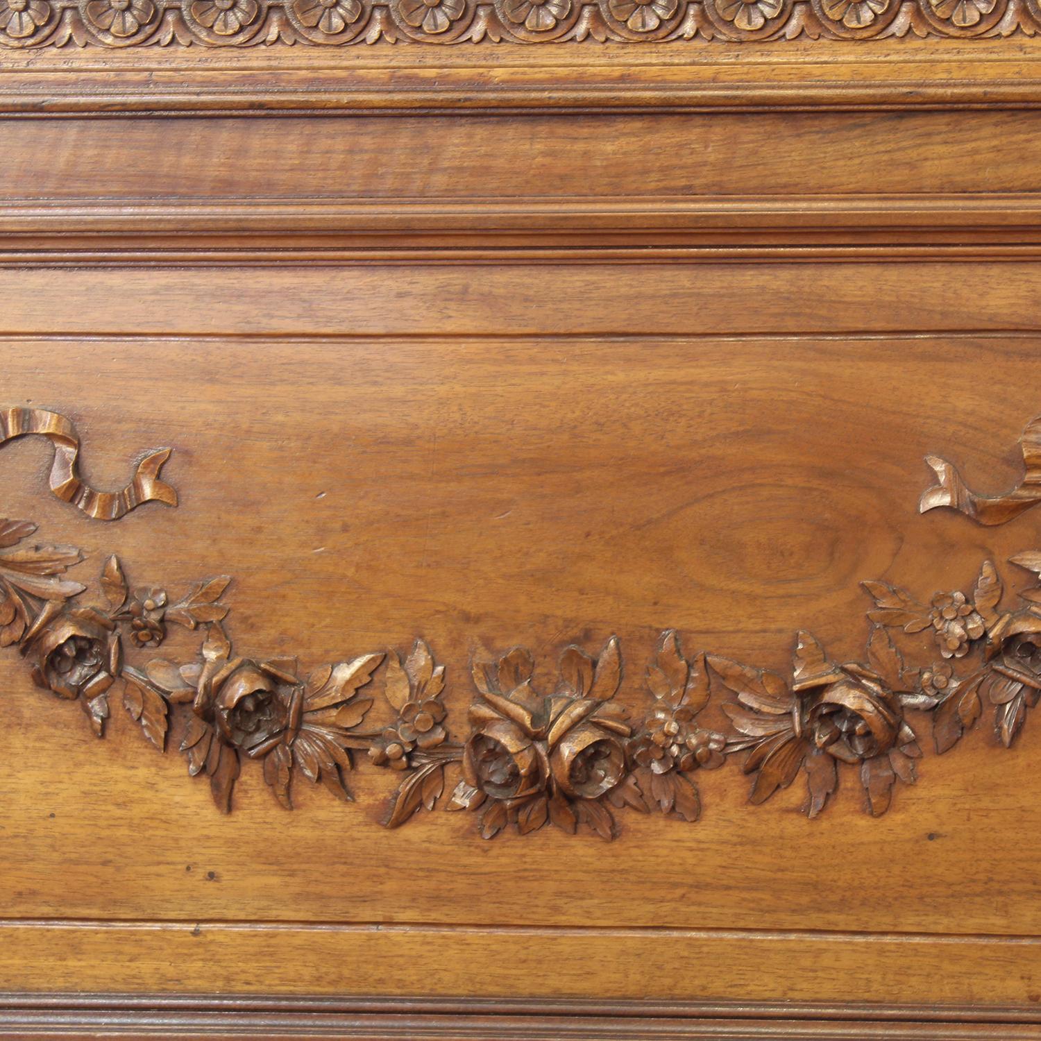 Cama antigua de nogal francés con rosa tallada, WK205 principios del siglo XX en venta