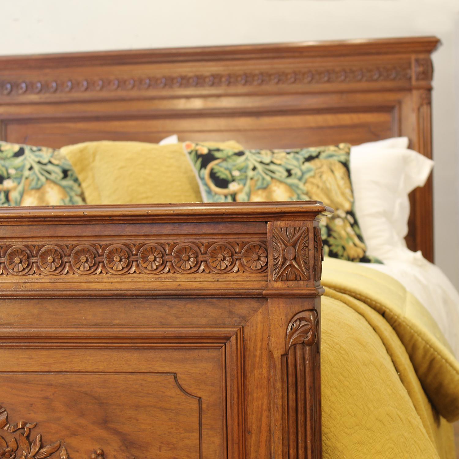 Cama antigua de nogal francés con rosa tallada, WK205 en venta 1