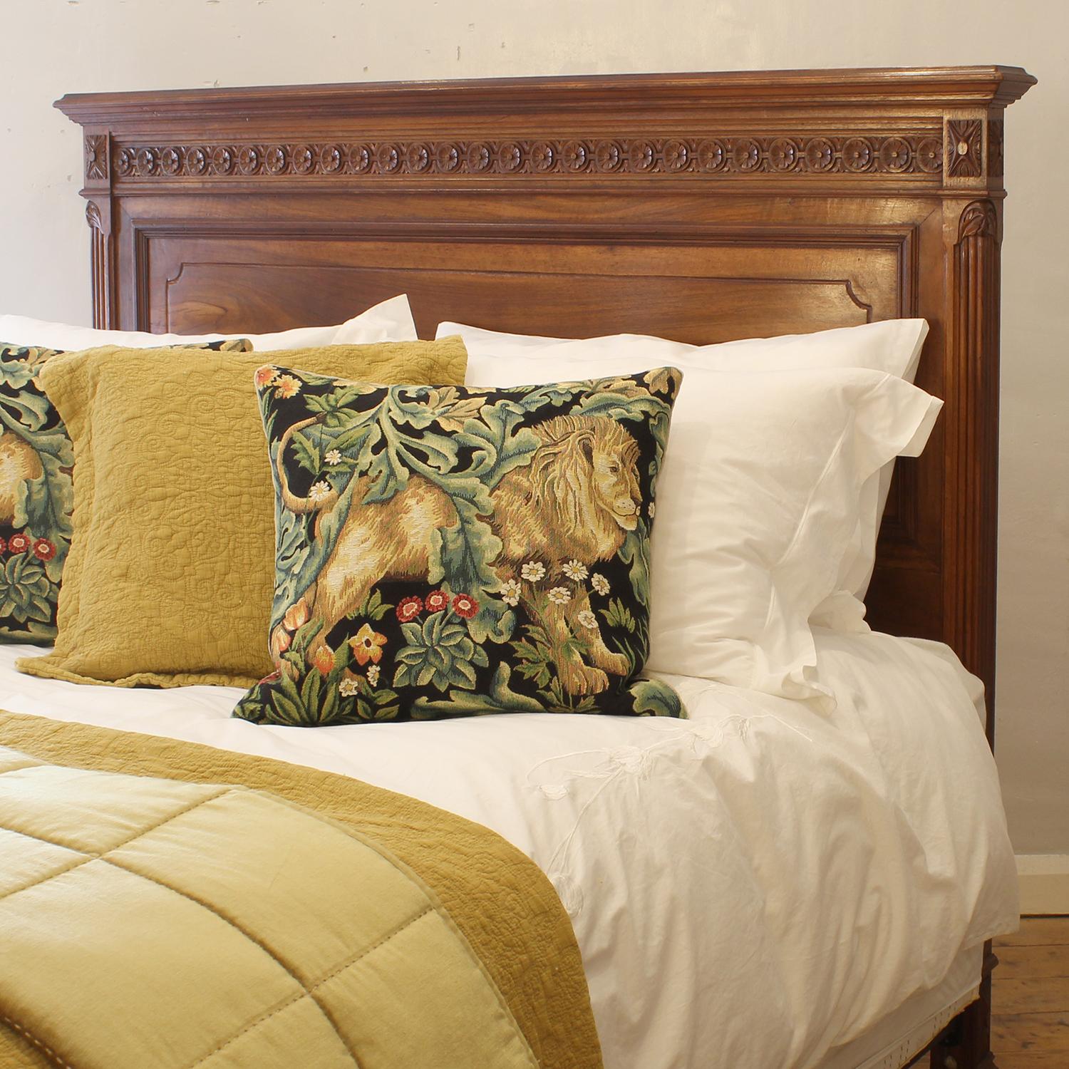Cama antigua de nogal francés con rosa tallada, WK205 en venta 2