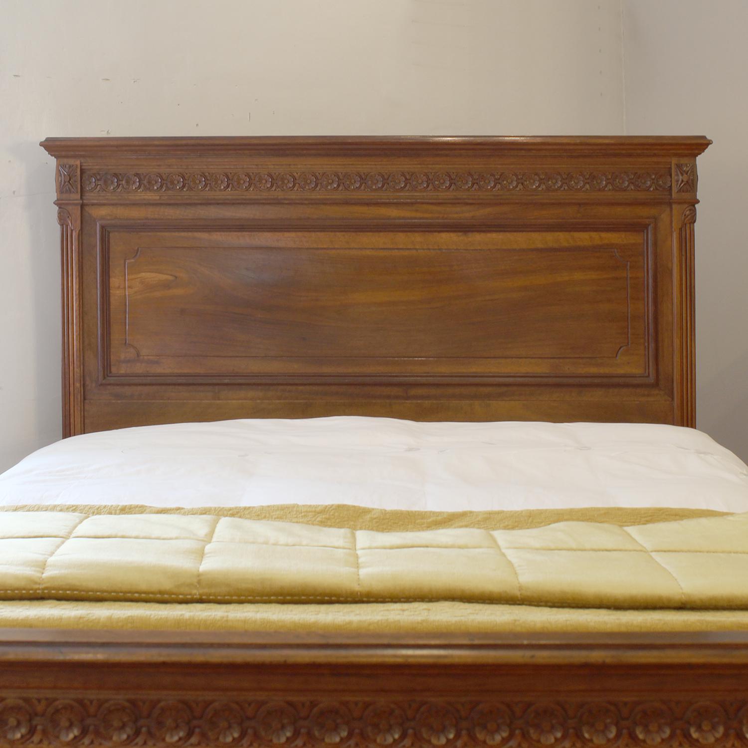 Cama antigua de nogal francés con rosa tallada, WK205 en venta 3